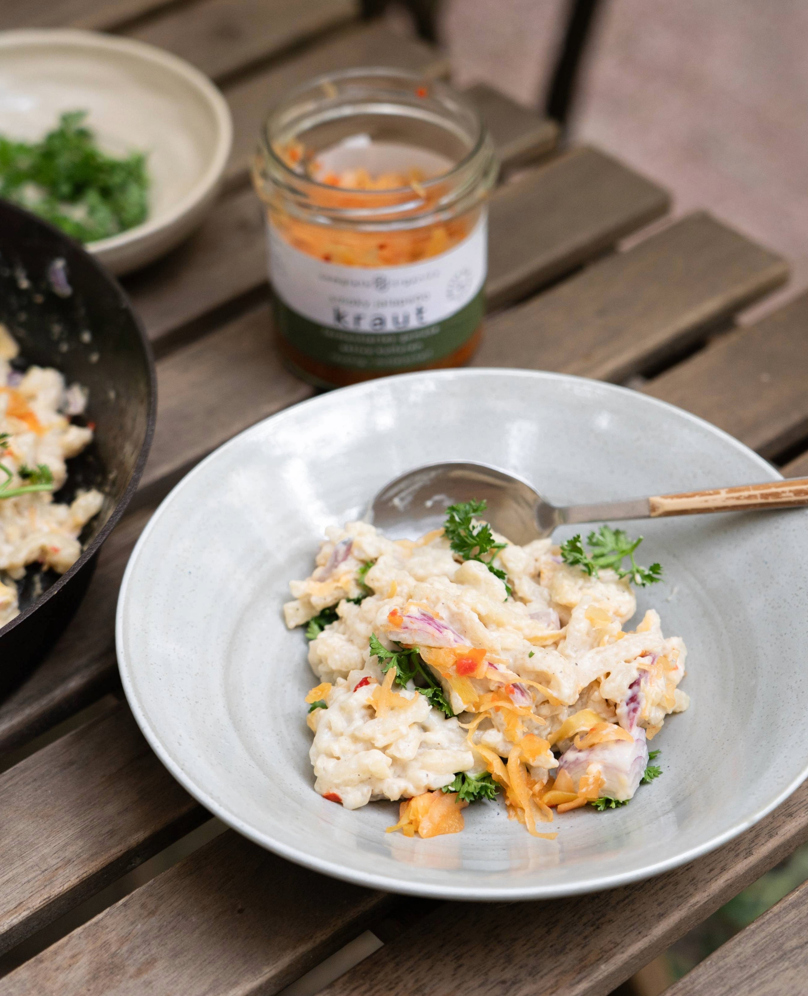 Käsespätzle mit fermentiertem smoky jalapeno kraut auf einem Teller