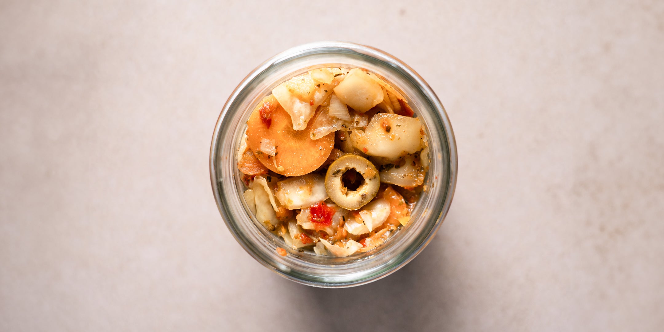 Mediterranes Kimchi im Glas mit Inhalt