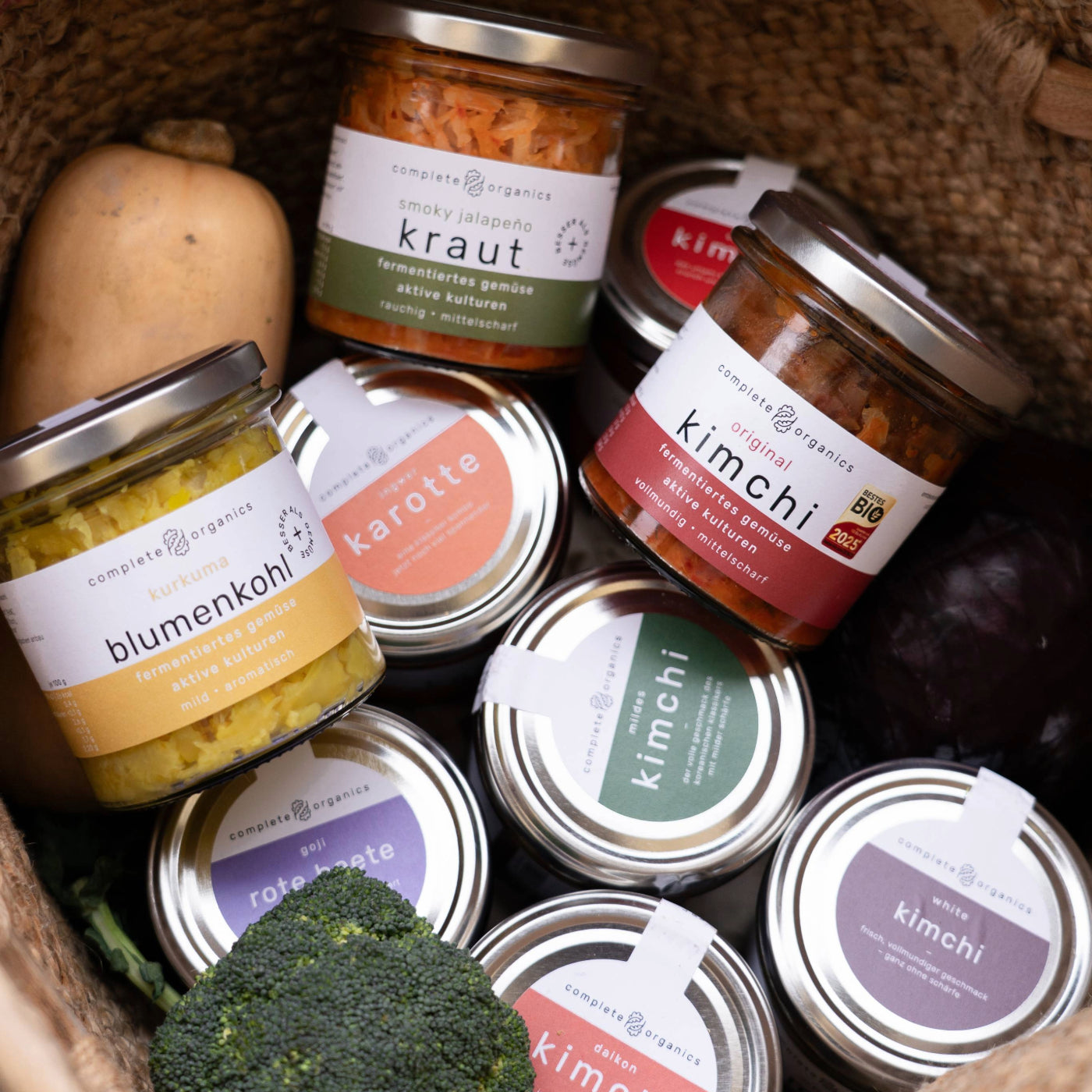 Veganes Kimchi in einem Korb mit Kürbis und Brokkoli