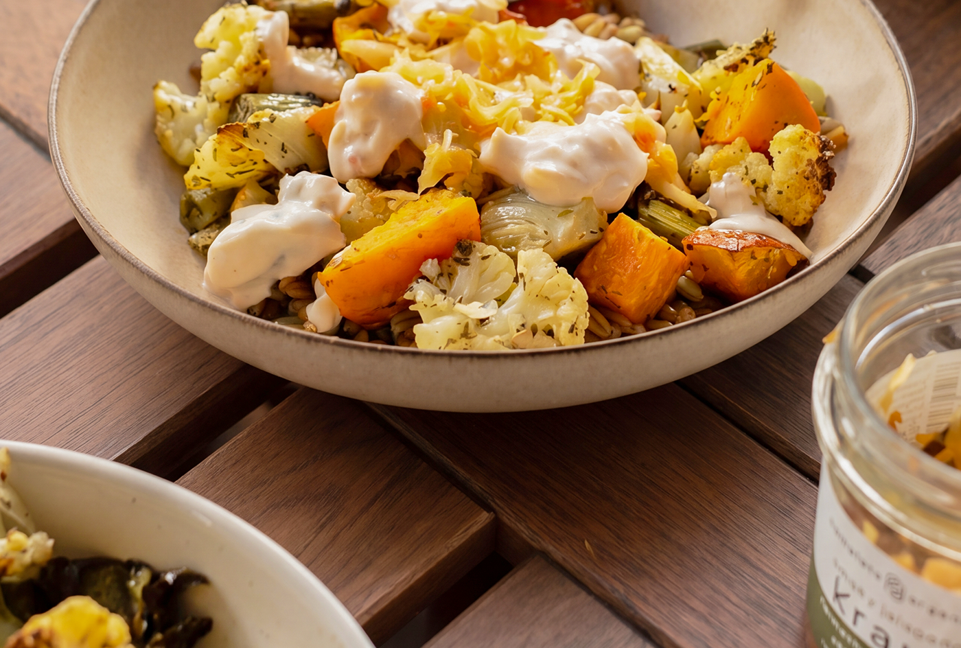 Grünkern-Bowl mit Fermentiertes Frischsauerkraut: Smoky Jalapeño Kraut Dip von Complete Organics