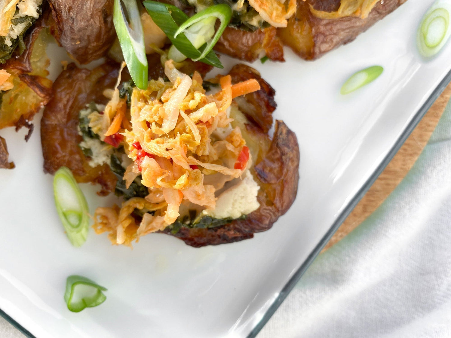 Smashed Potatoes mit Kimchi und veganem Käse