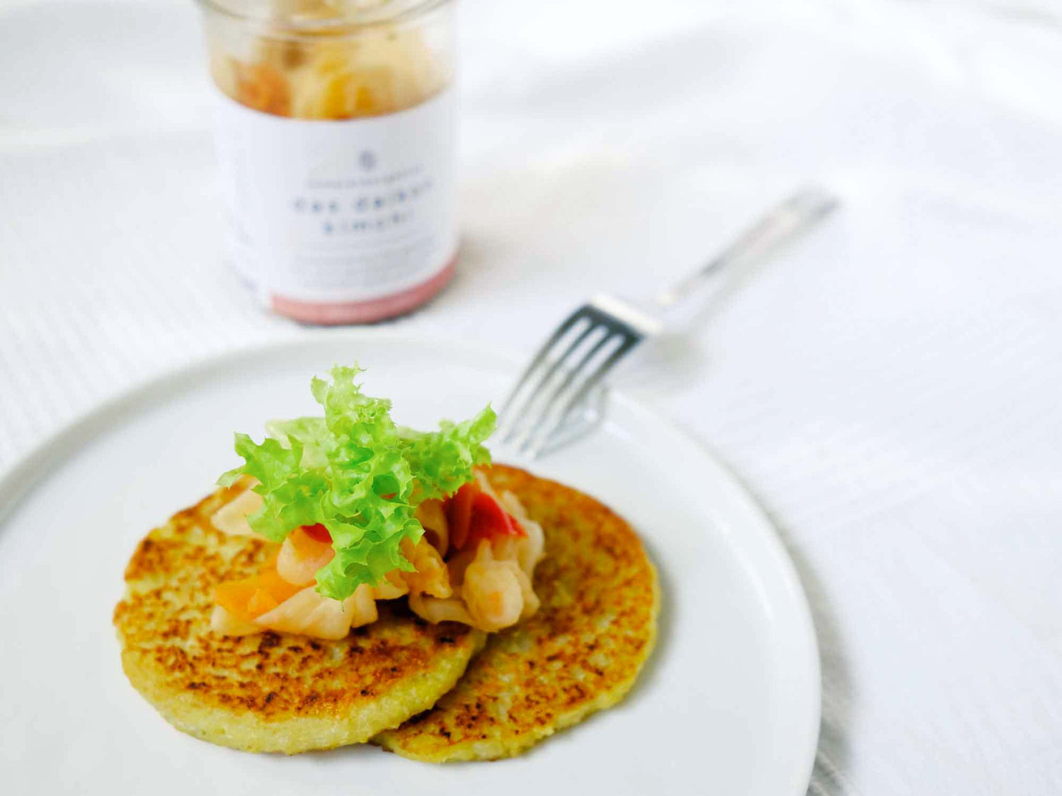 Vegane Kartoffelpuffer mit daikon kimchi