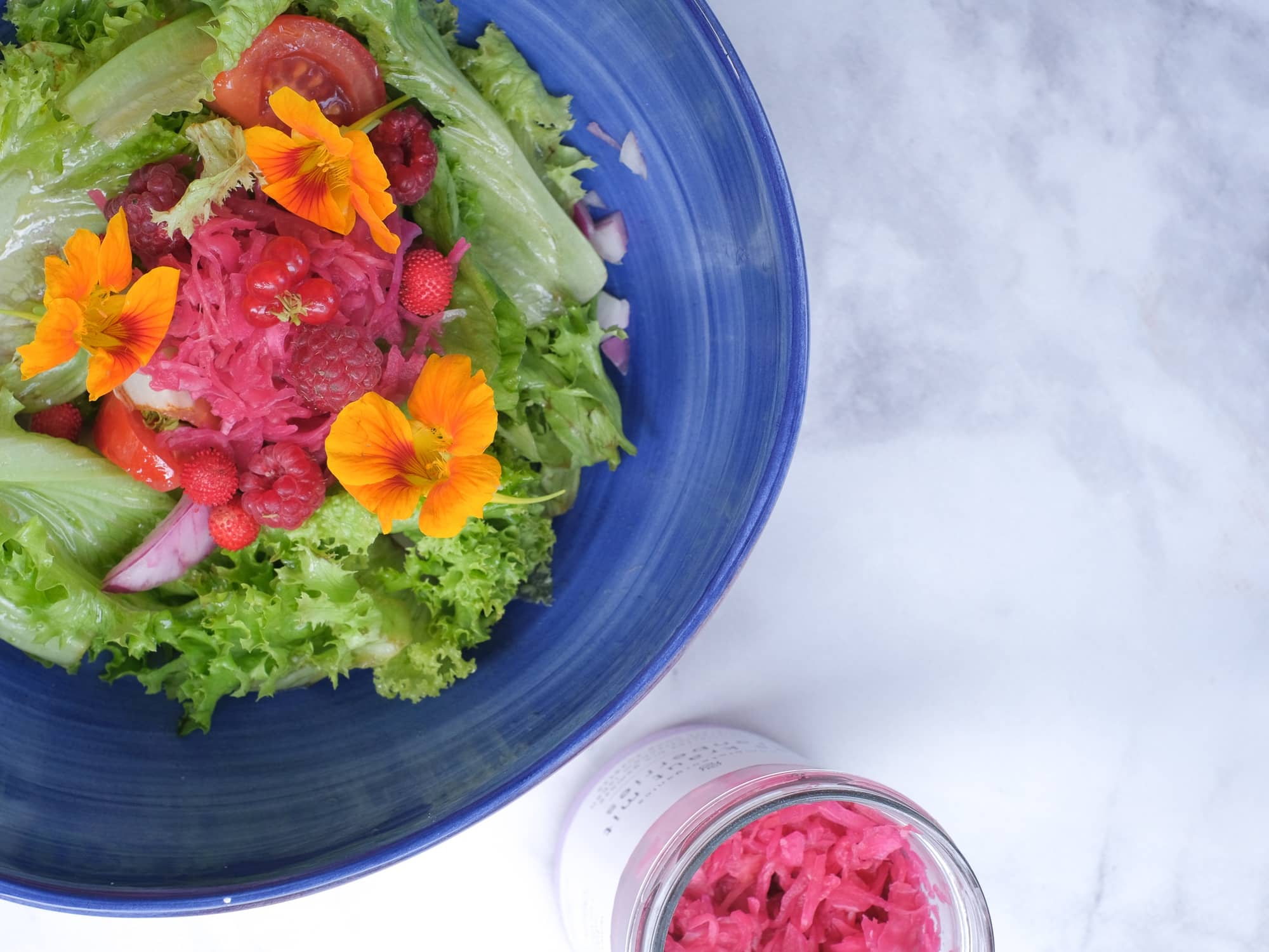 Grüner Salat mit sommerlich-frischem Aroma durch blueberry kraut