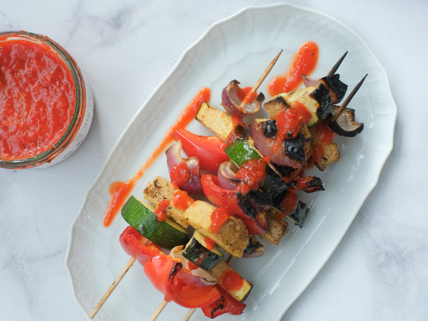 Schaschlikspieße vom Grill mit Tofu, Gemüse und Sriracha