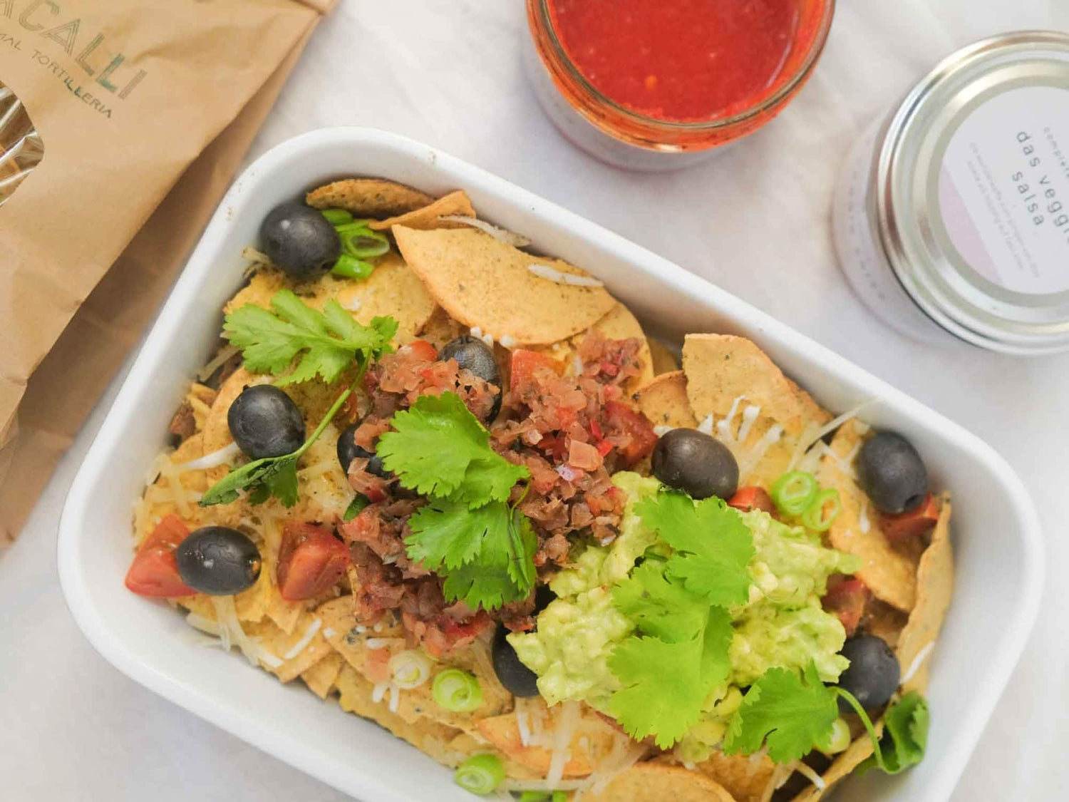 Überbackene Jalapeño Nachos mit Guacamole und veggie salsa