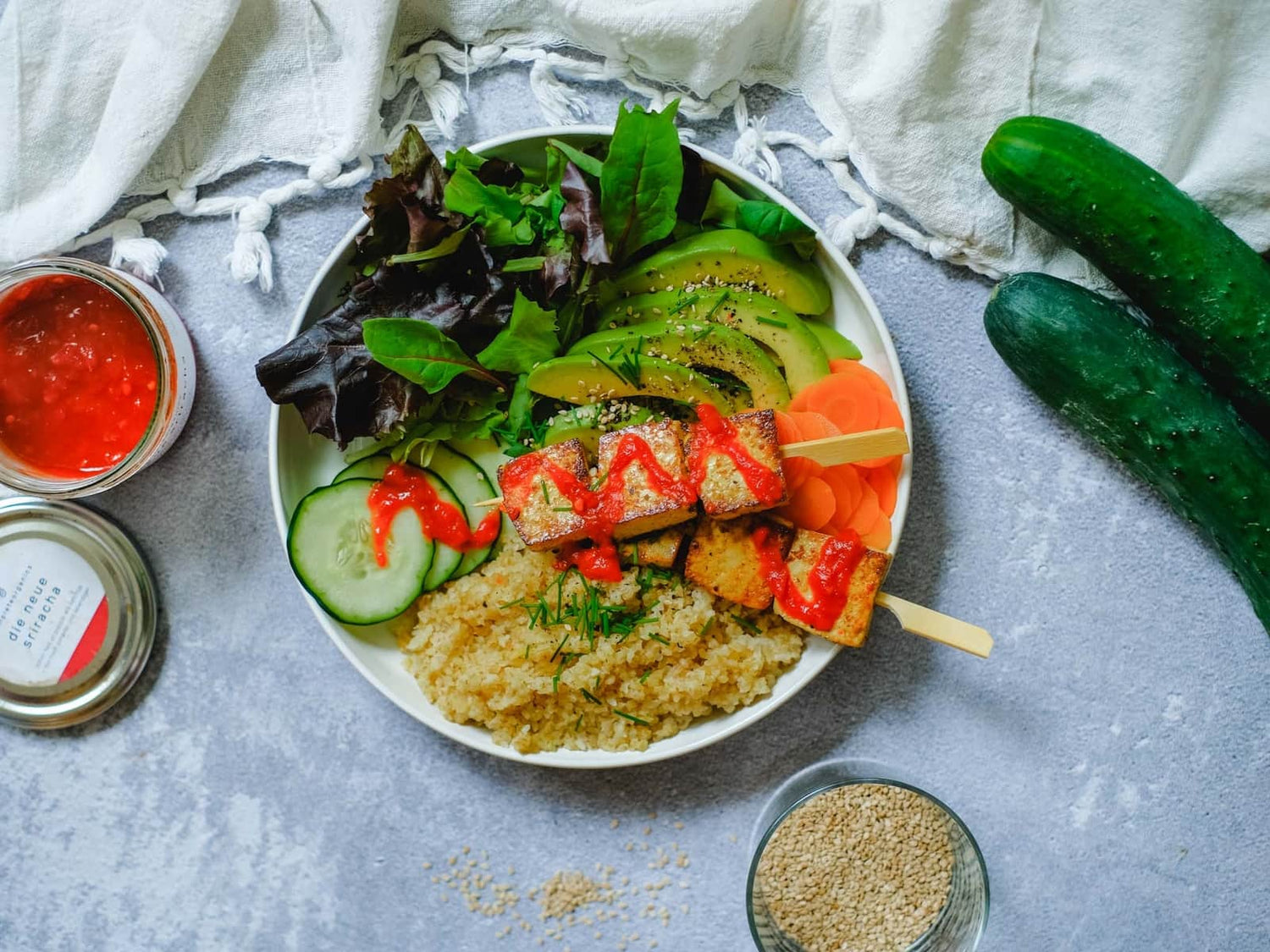 Vegane Tofu-Bowl mit ingwer karotten und sriracha als Topping