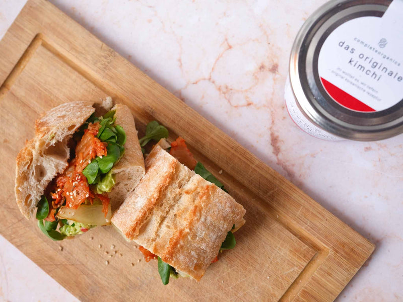 Sandwich mit Guacamole, Salat und Original Kimchi