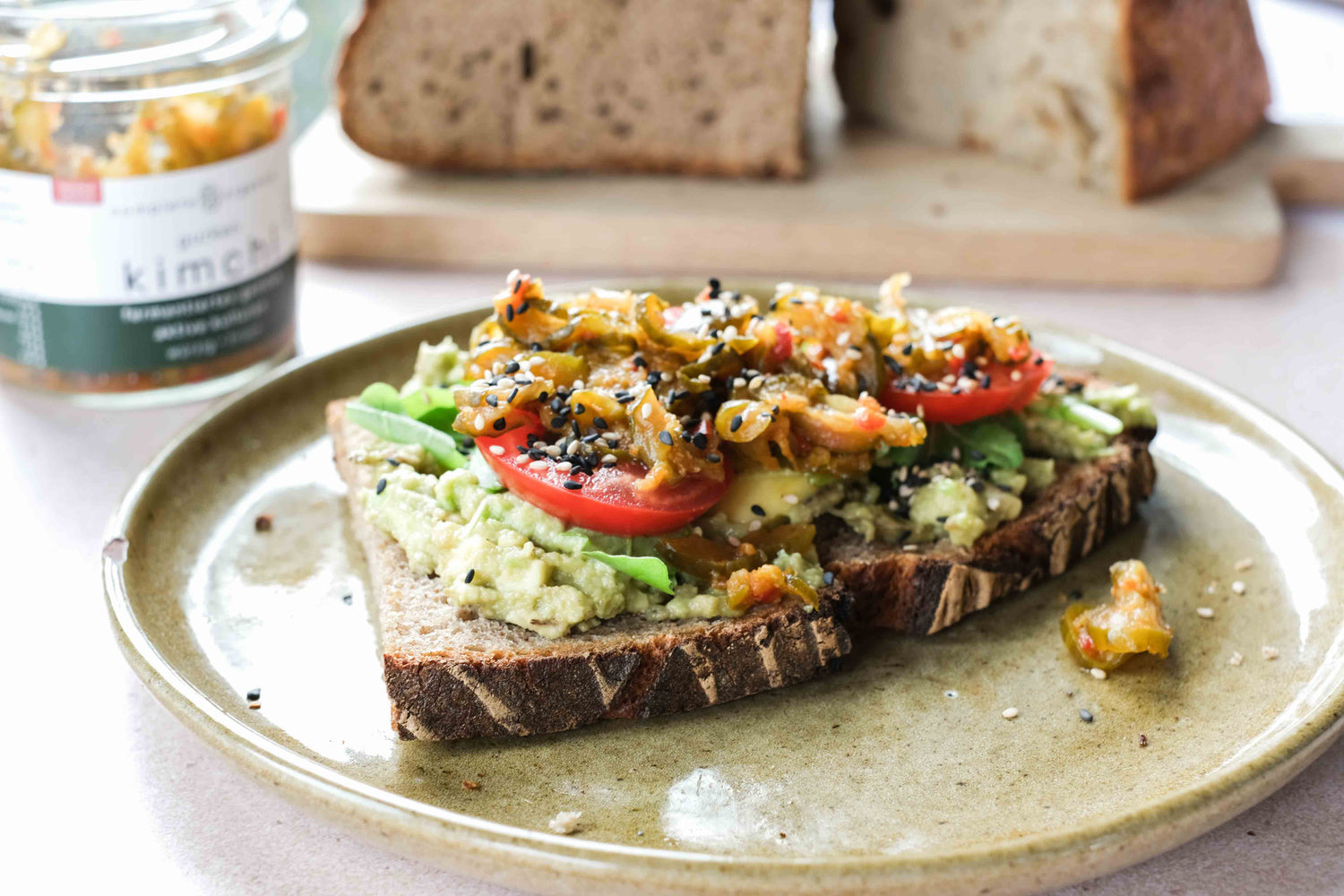 Avocadostulle mit Kimchi vegan
