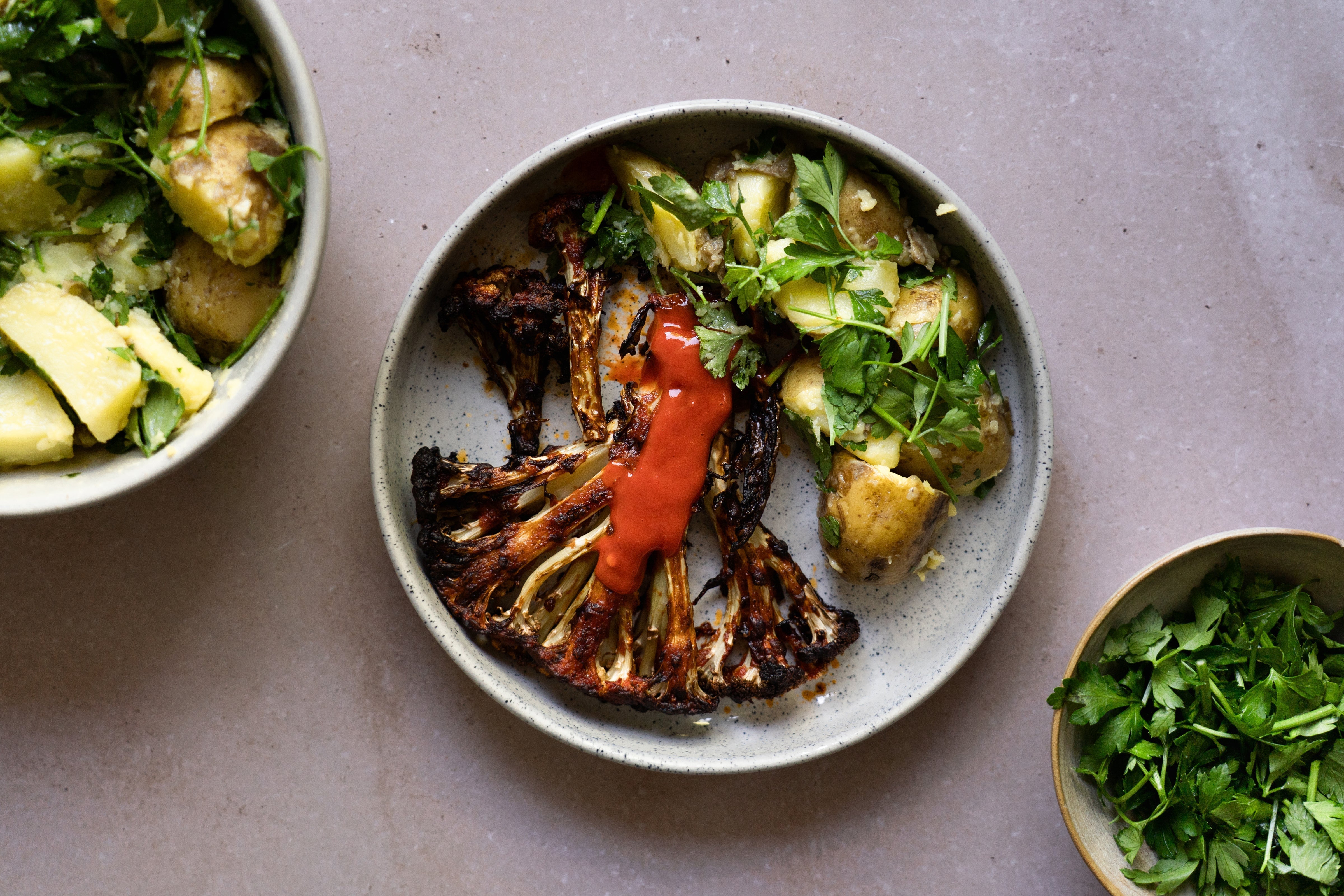 Blumenkohl-Steak mit Sriracha und Petersilienkartoffeln