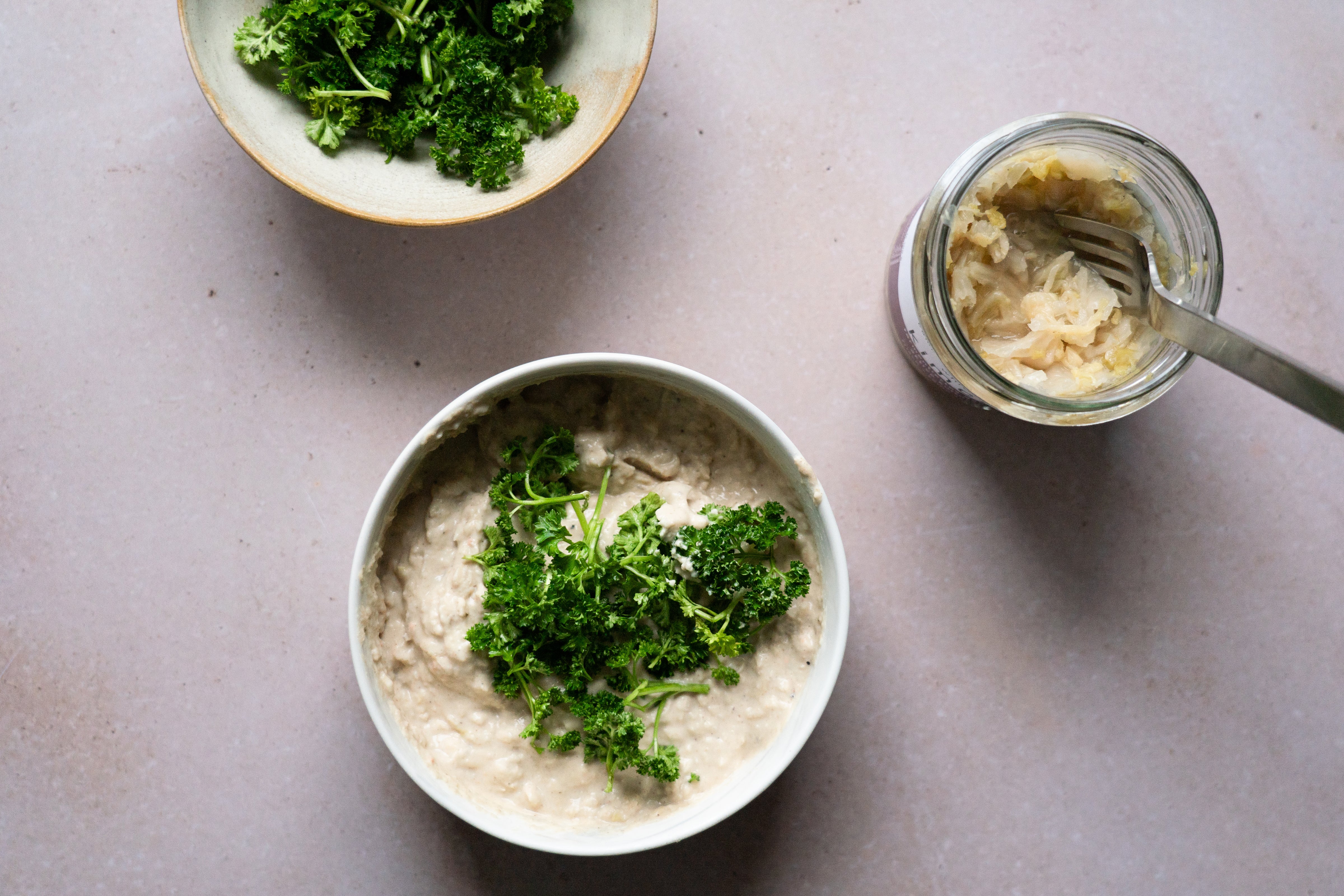 Bohnen-Dip mit white kimchi