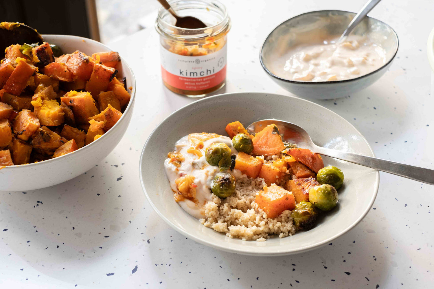Couscous-Bowl mit buntes Miso-Gemüse und Kimchi-Dip