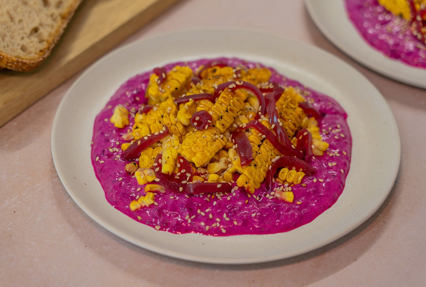 Gegrillter Mais auf fermentierter Goji-Rote-Beete-Creme 