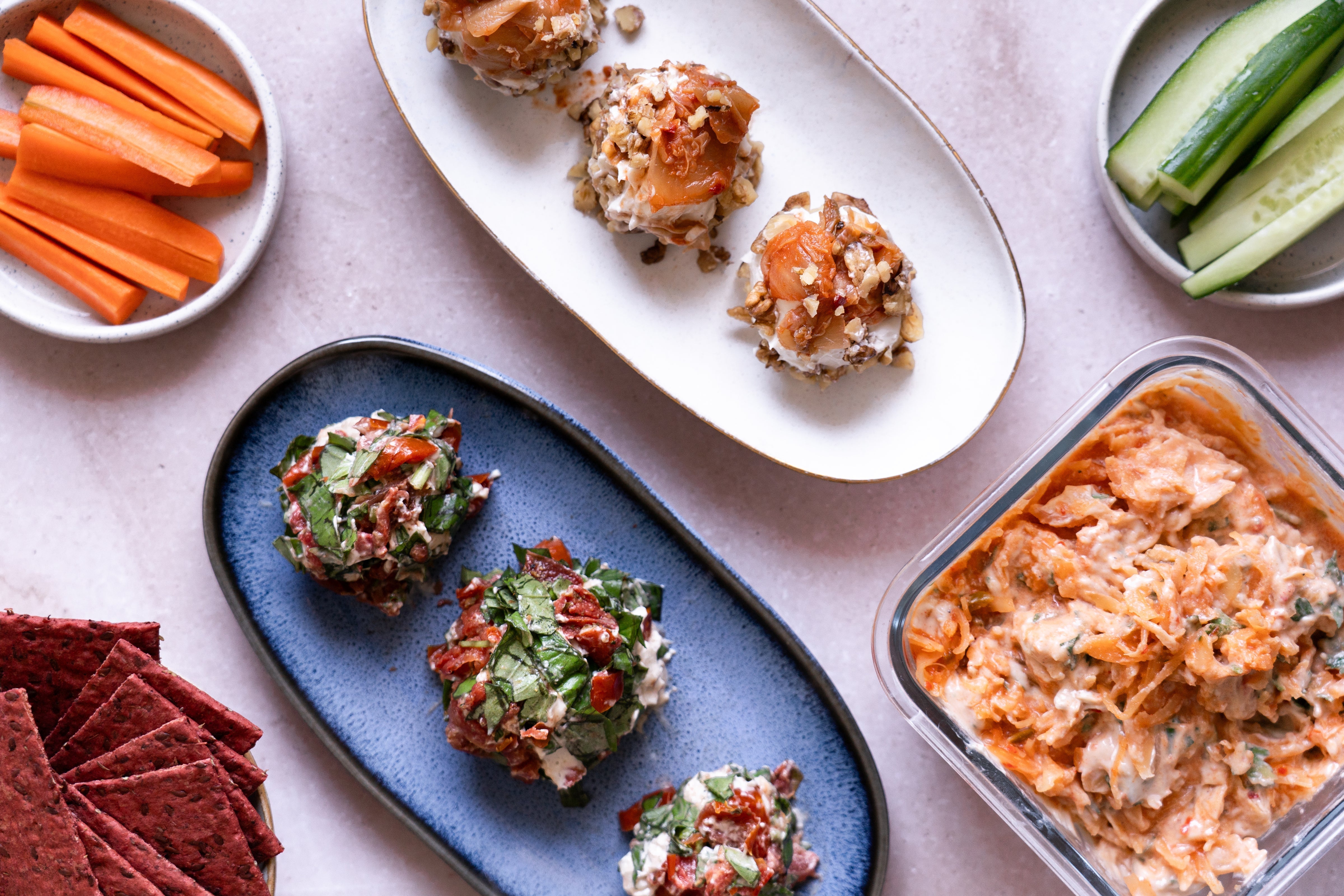 Dreimal Frischkäse-Genuss: Zwei Frischkäsebällchen-Rezepte und Kimchi-Dip