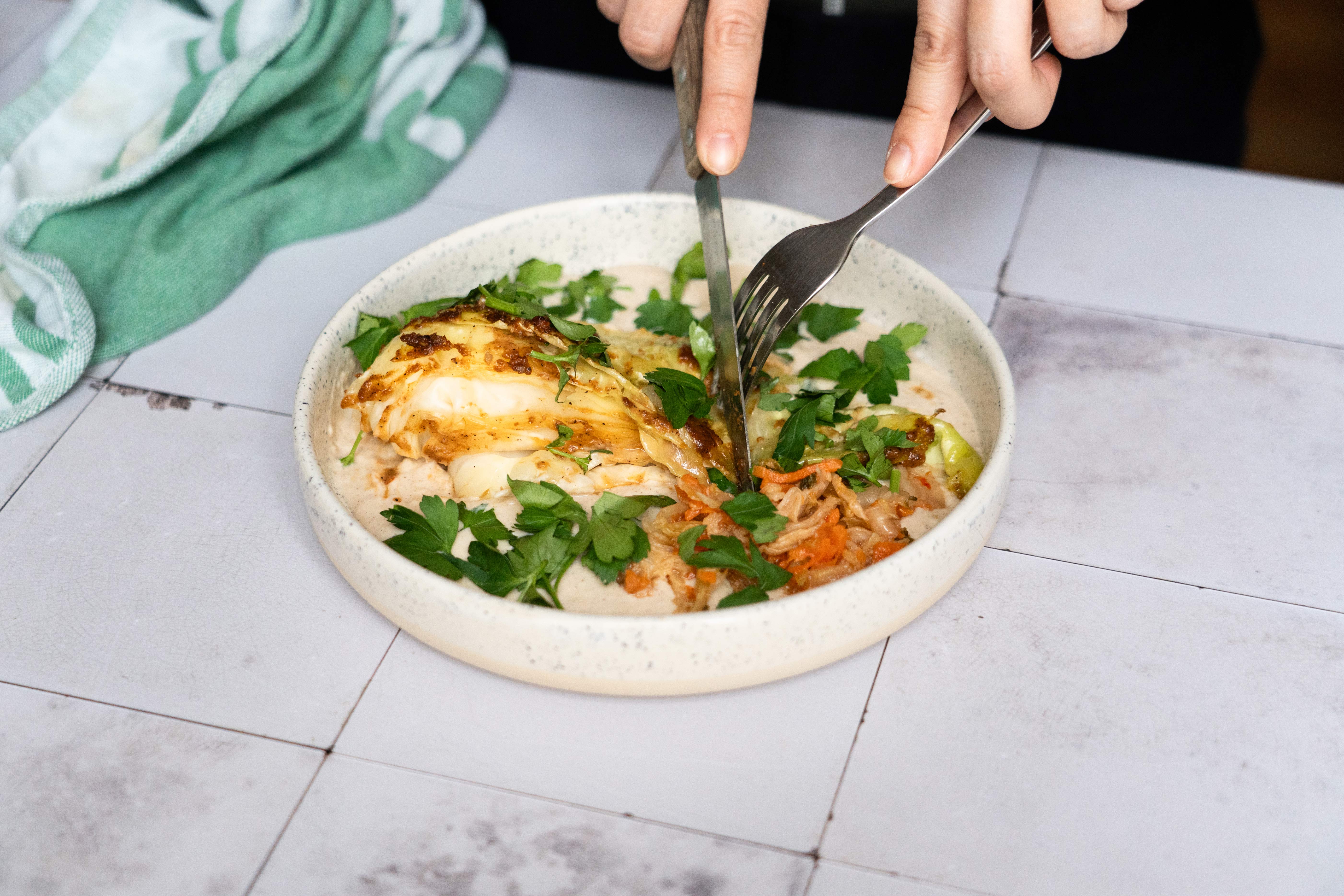 Gebackener Spitzkohl mit cremigem Dip und Mildes Kimchi vegan
