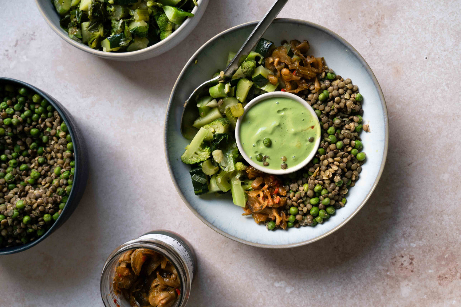 Grüne Bowl mit Kimchi vegan