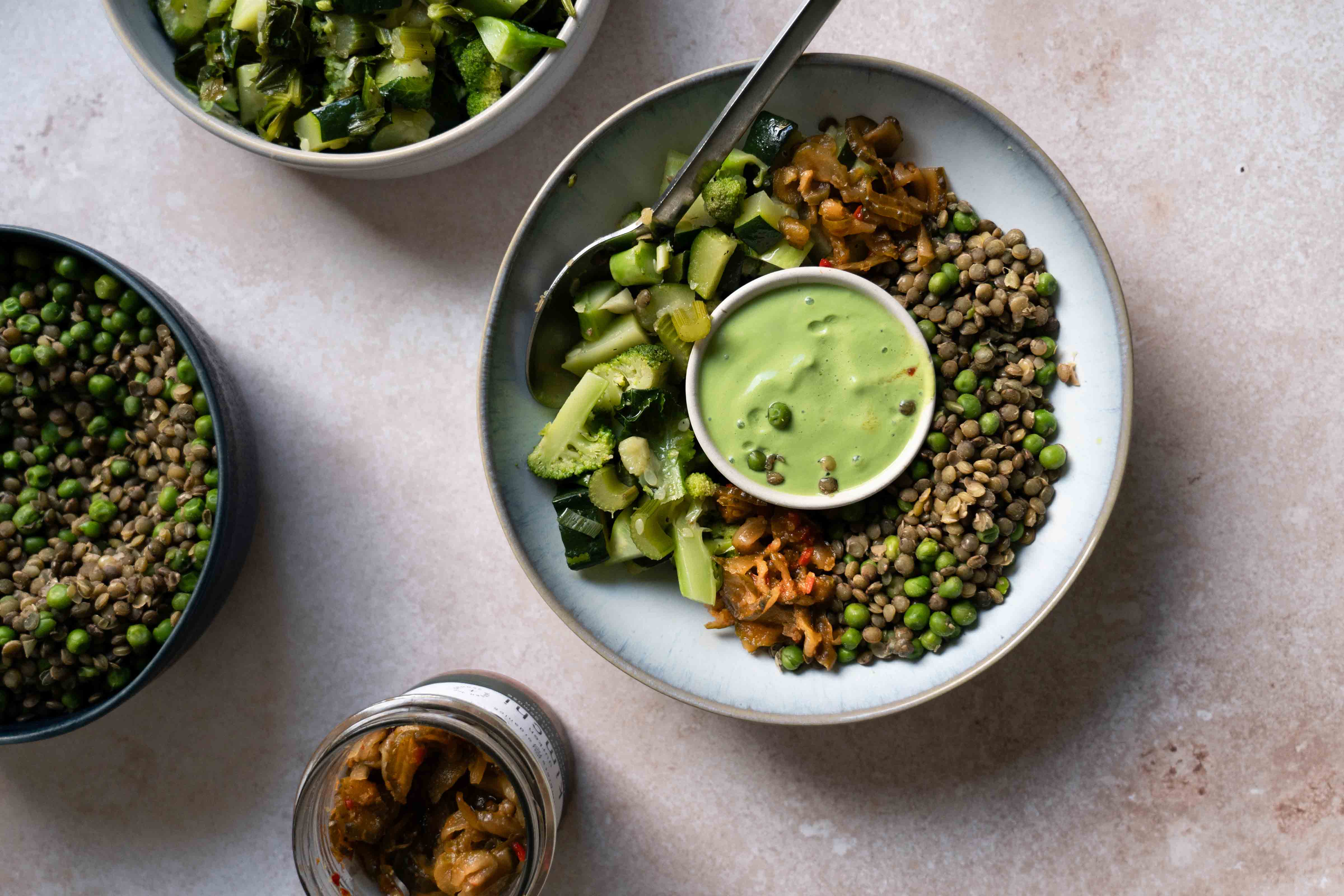 Grüne Bowl mit Kimchi vegan