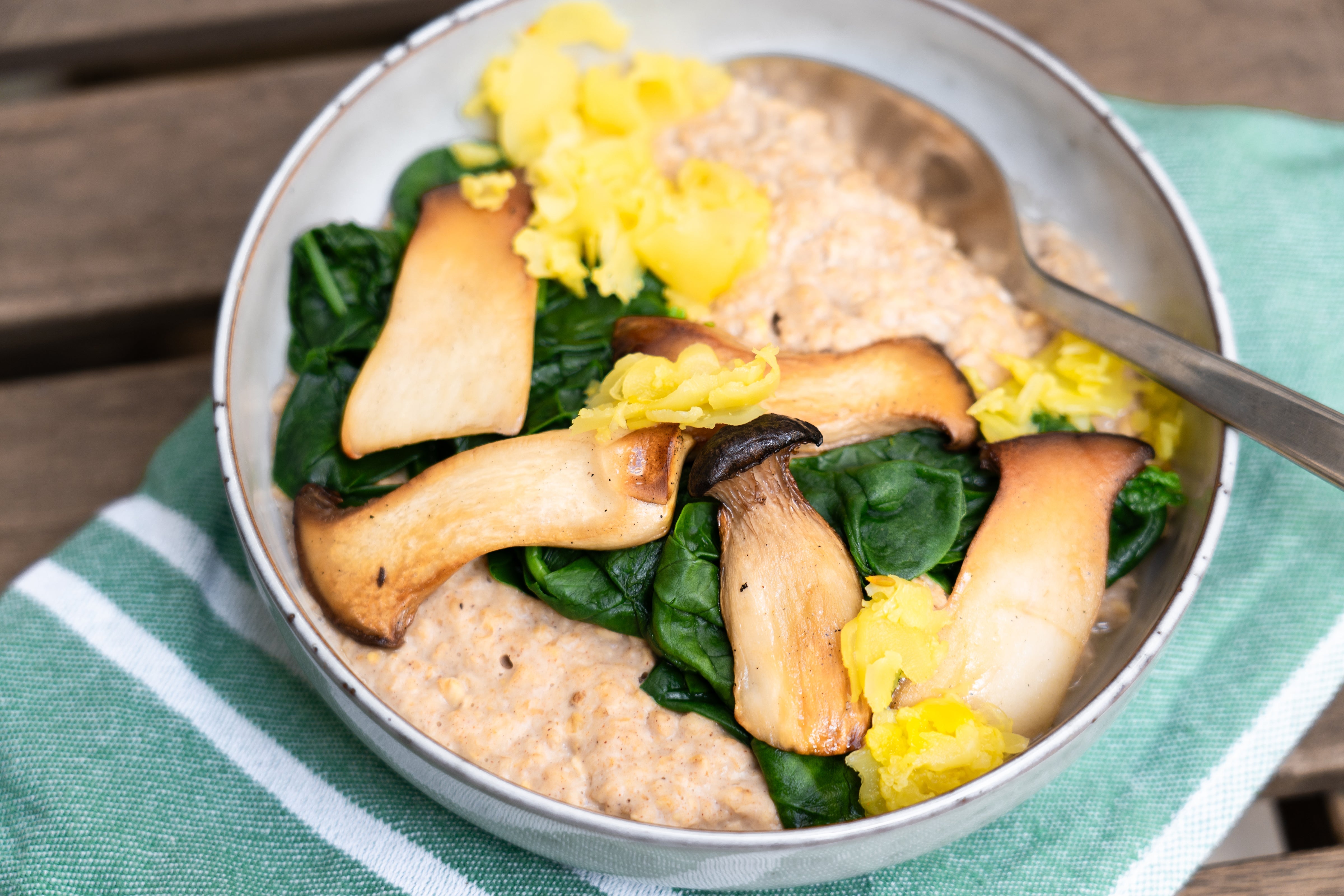 Herzhaftes Porridge mit Kurkuma Blumenkohl