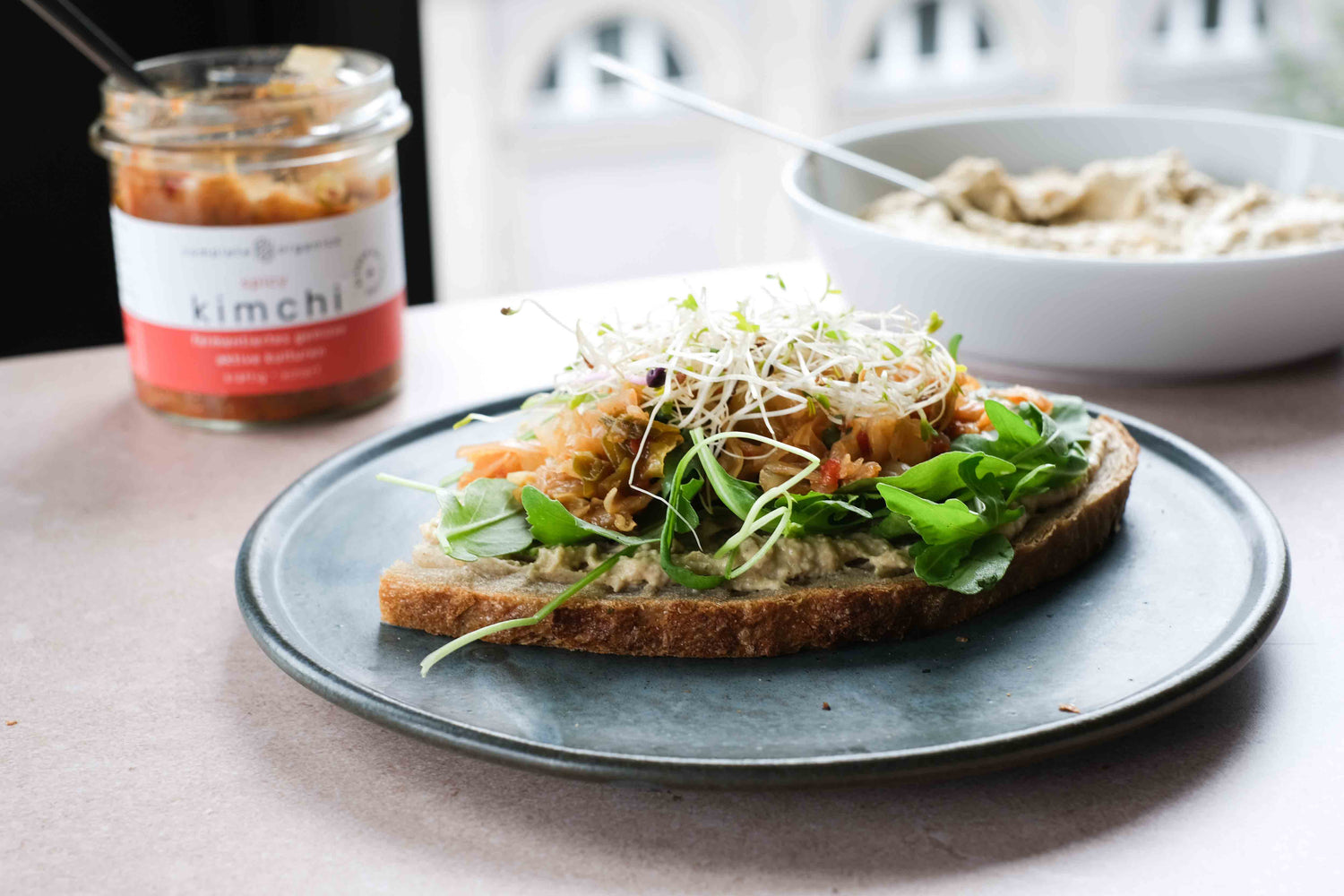 Hummusstulle mit Kimchi vegan
