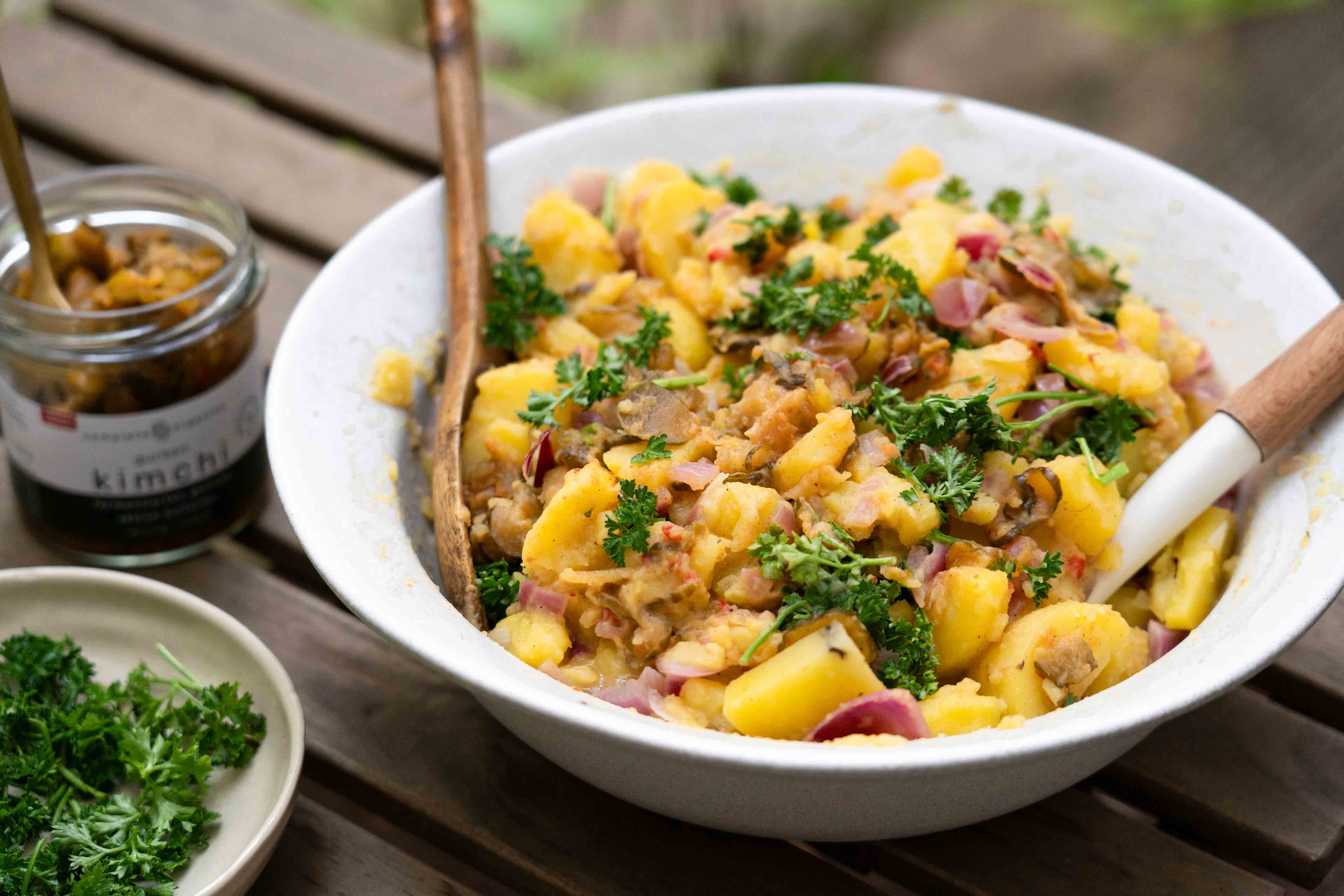 Kartoffelsalat mit Gurken Kimchi vegan