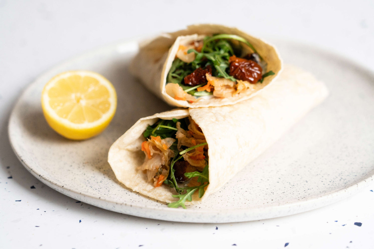 2 Wraps mit Rucola, getrockneten Tomaten und Mildem Kimchi