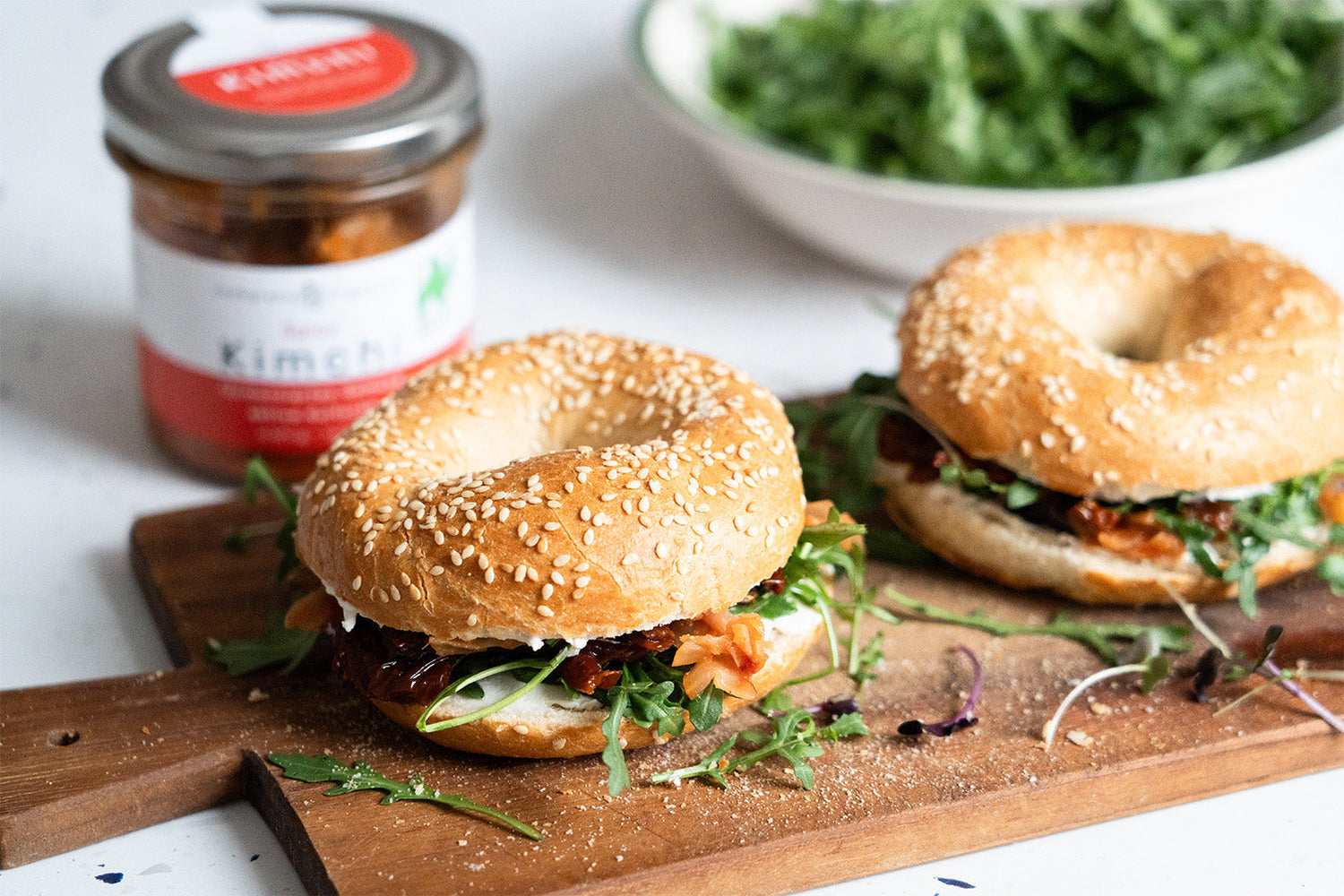 2 Bagel mit Rucola, getrockneten Tomaten und Spicy Kimchi