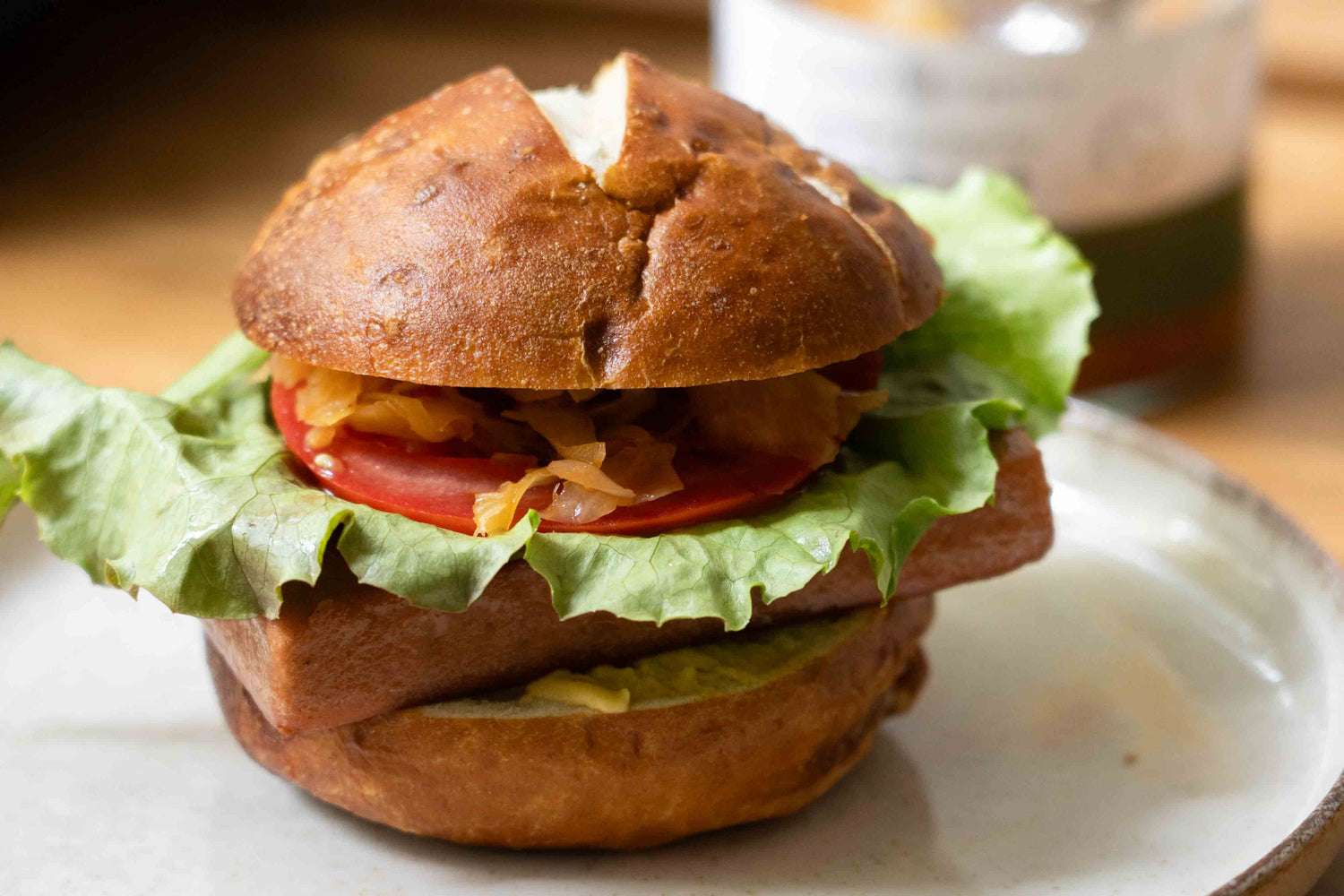 Veganer Leberkäse-Burger mit Smoky Jalapeño Kraut