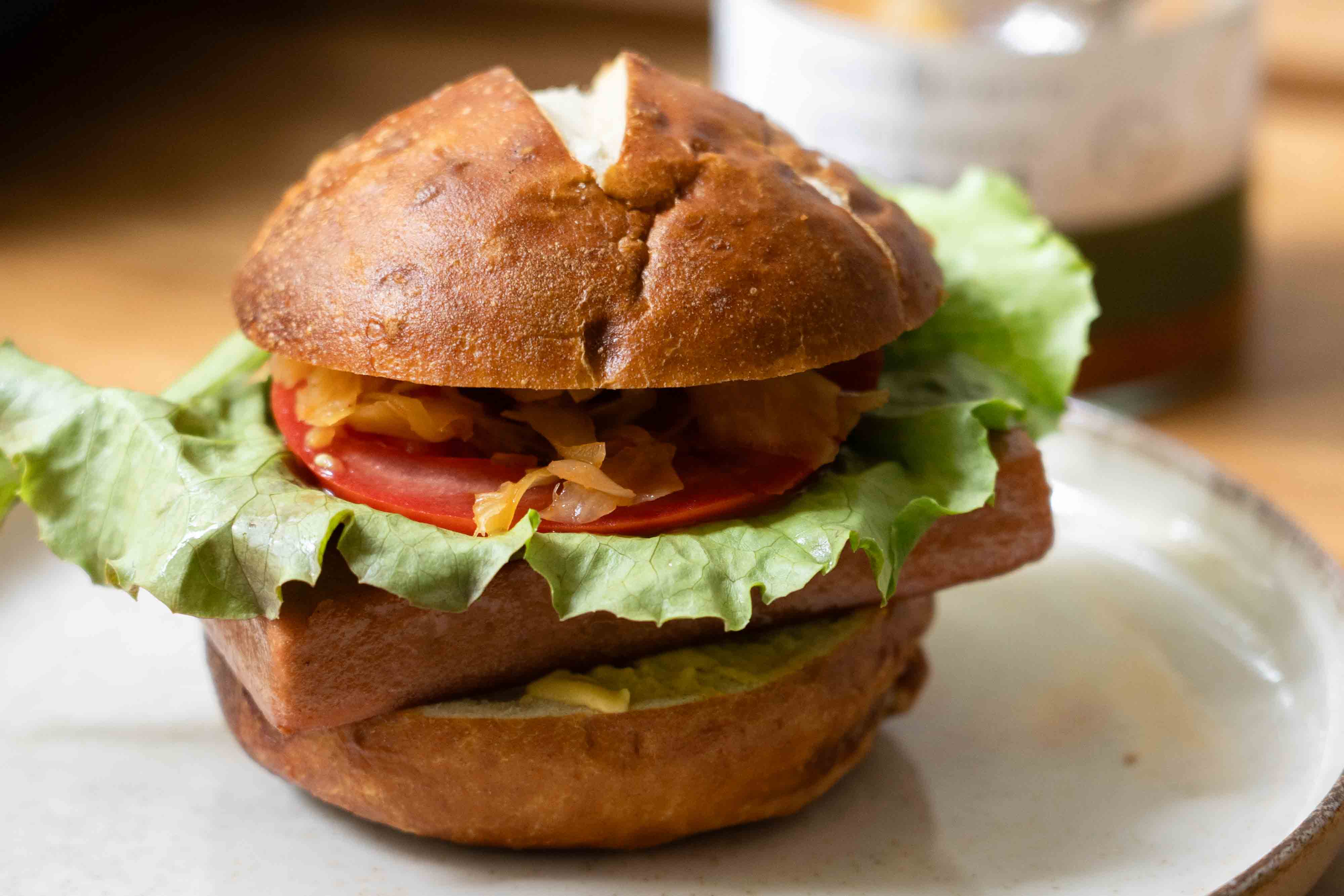 Veganer Leberkäse-Burger mit Smoky Jalapeño Kraut