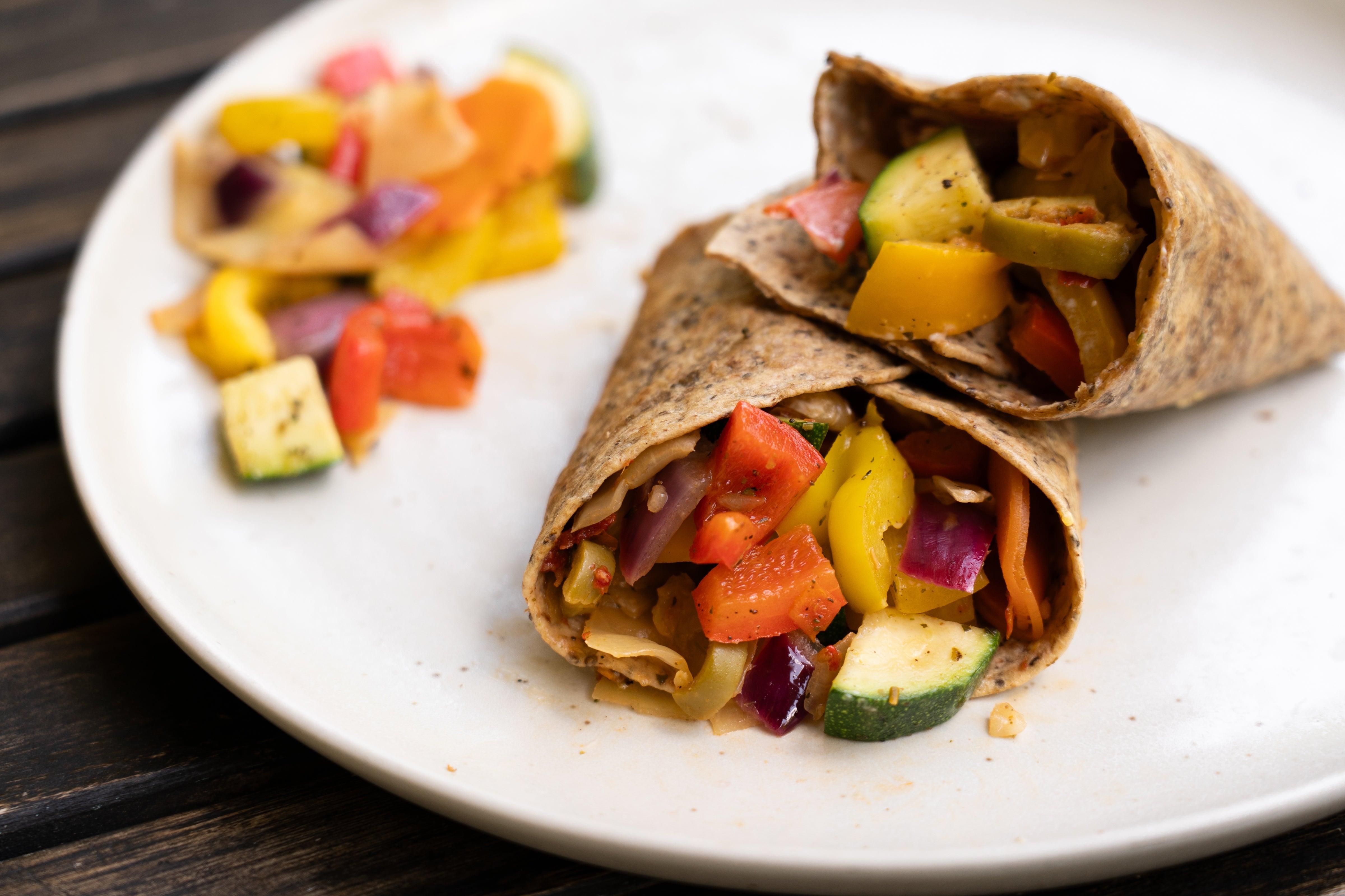 Mediterrane Wraps mit Gemüse und mediterranem Kimchi vegan