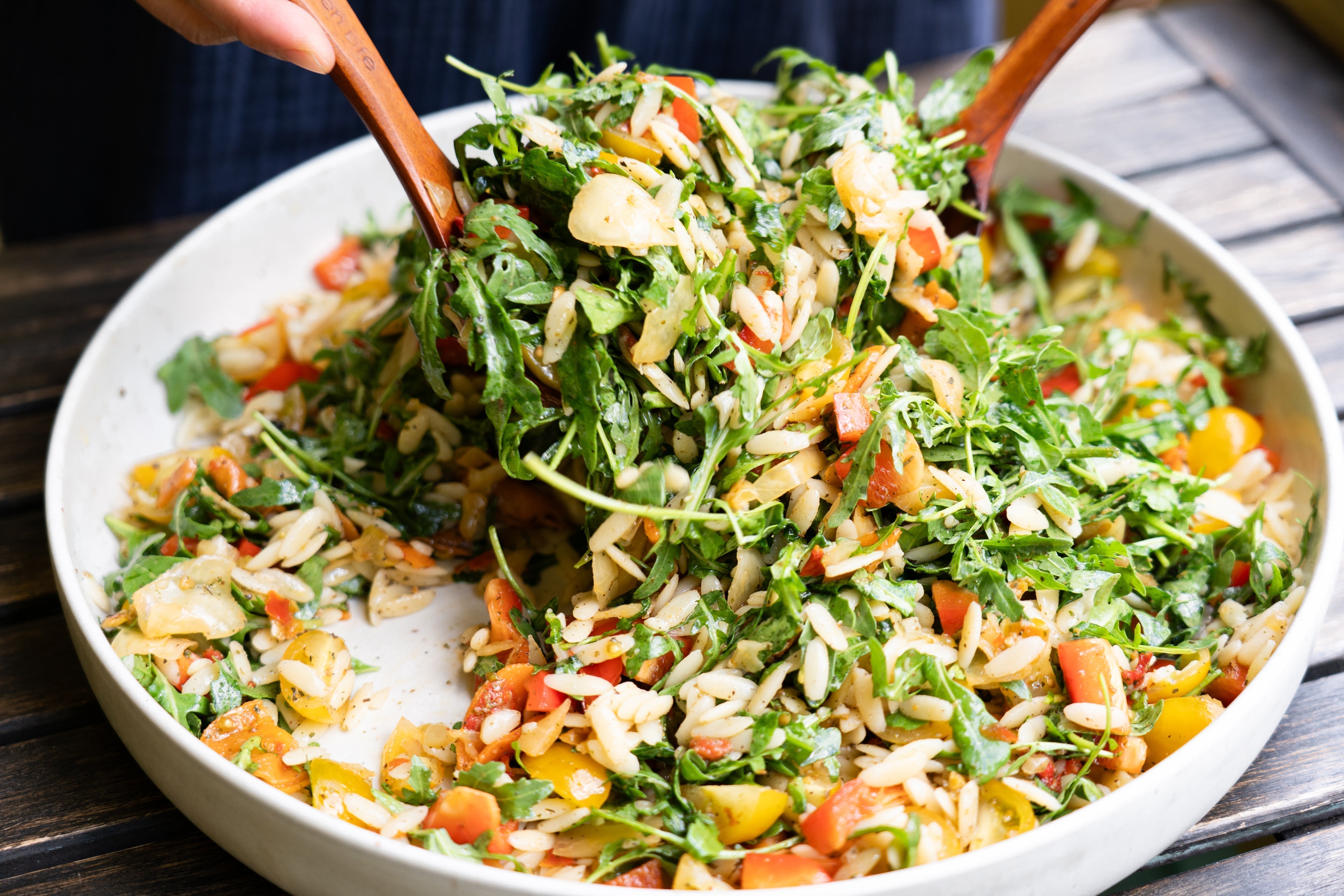 Mediterraner Orzo-Salat mit Kimchi vegan