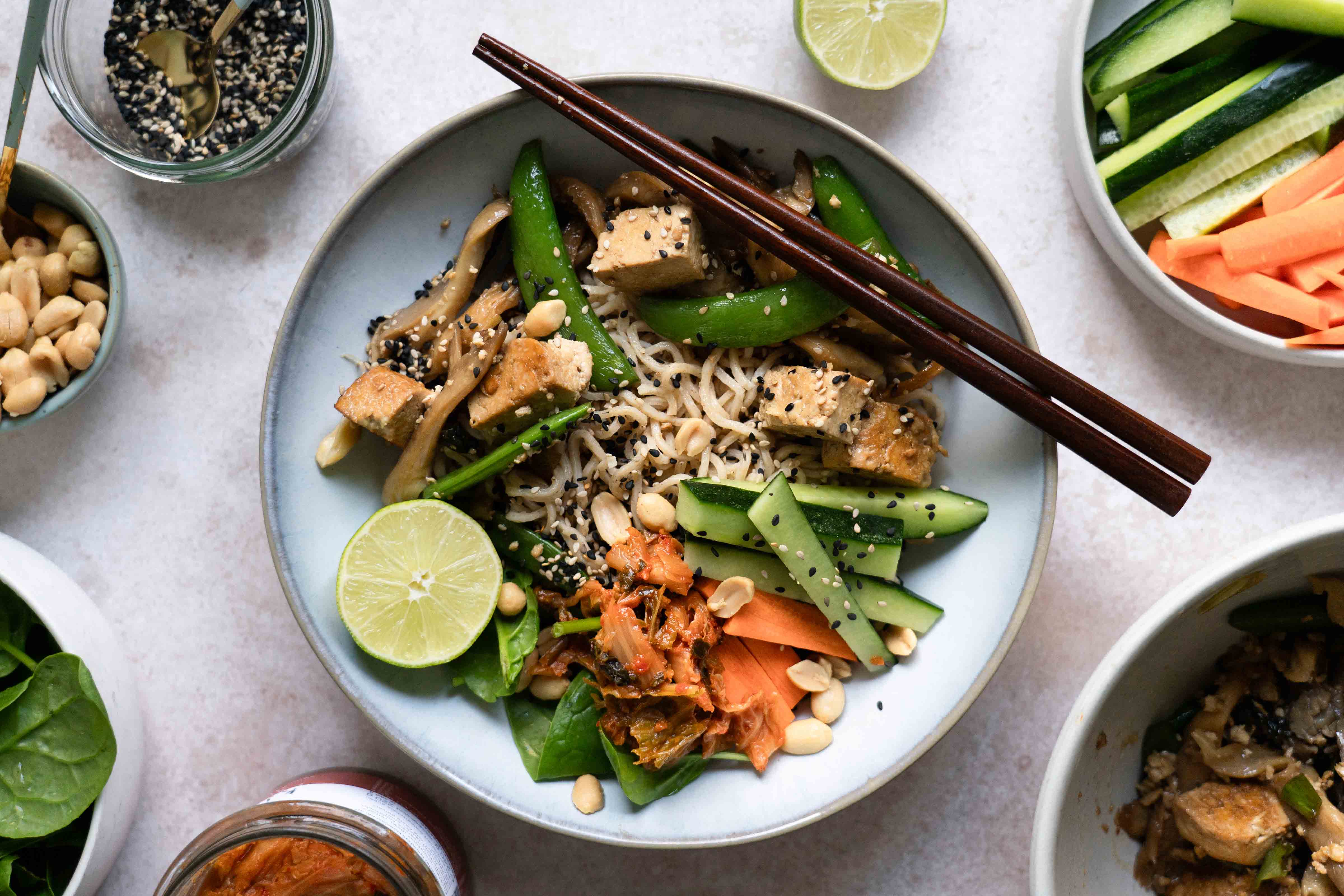 Nudel-Bowl mit Tofu, Pilzen und Kimchi vegan