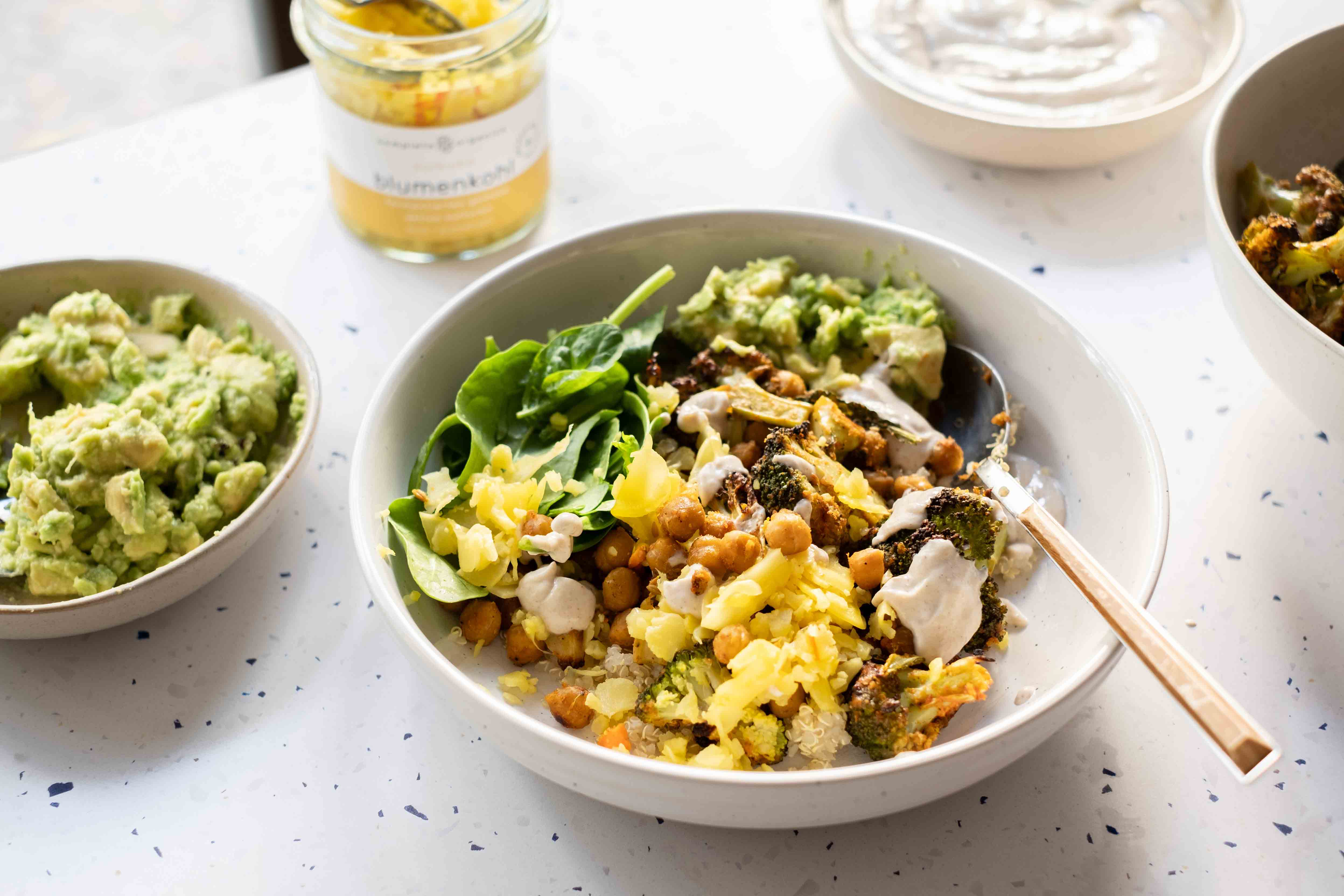 Quinoa-Bowl mit Tahini Gemüse und Kurkuma Blumenkohl