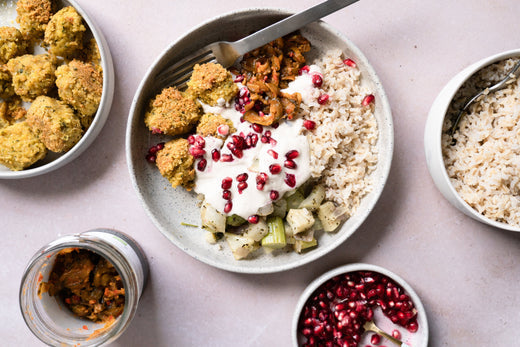 Reis-Bowl mit Falafel und Gurken Kimchi vegan