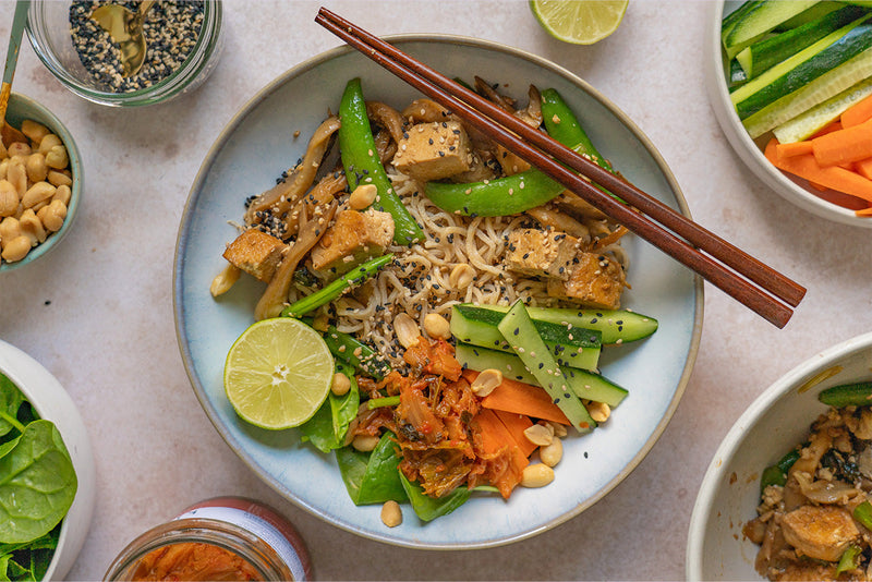 Nudel-Bowl mit Tofu, Pilzen und Kimchi