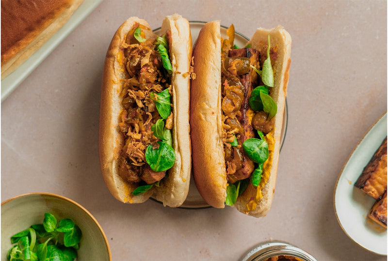 Tempeh-Hot-Dogs mit Gurken Kimchi
