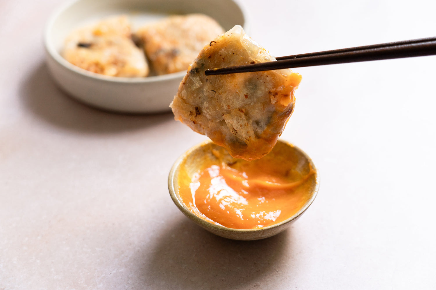 Rice-Paper-Dumplings mit Kimchi und Sriracha