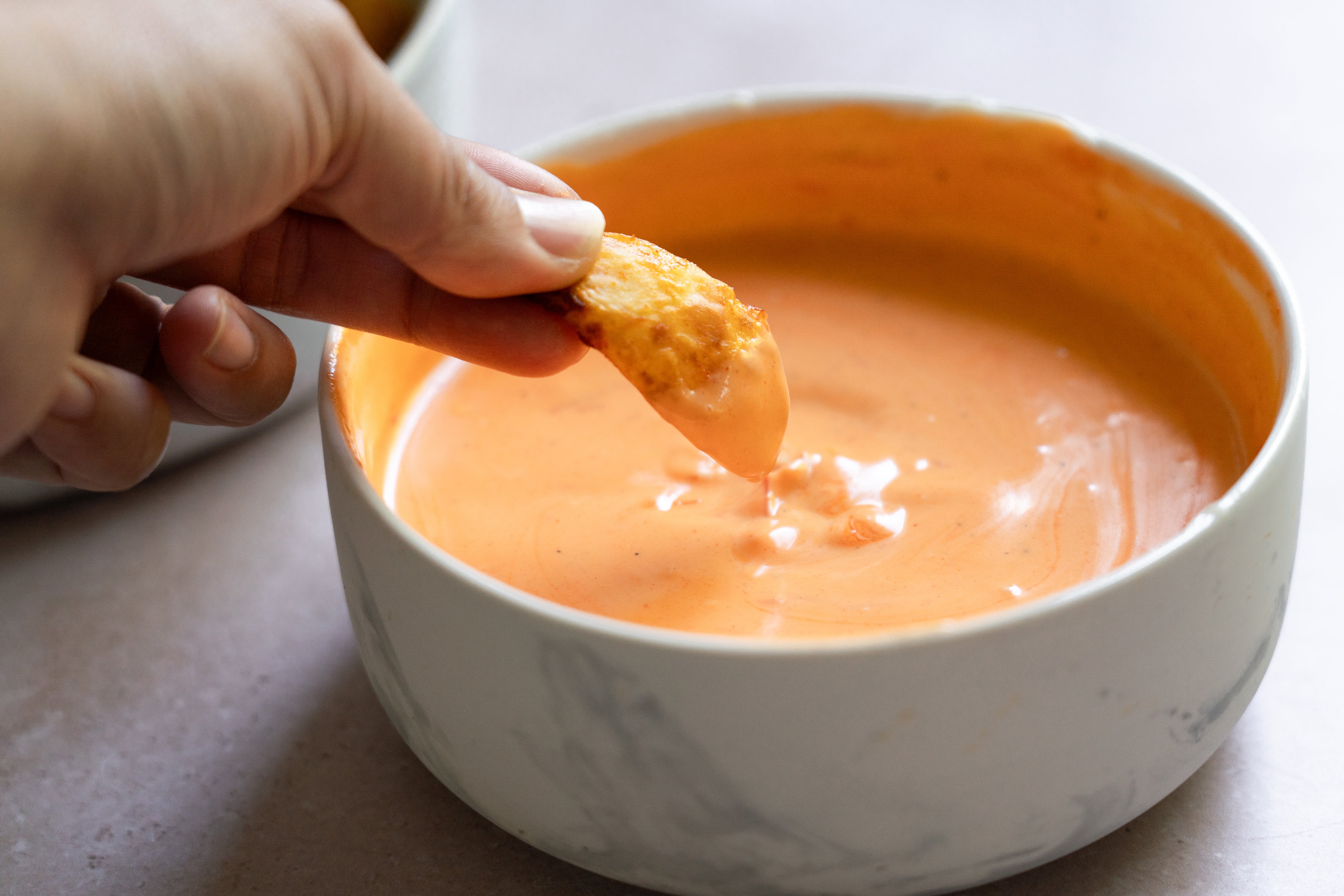 Kartoffelspalten mit Sriracha-Mayo