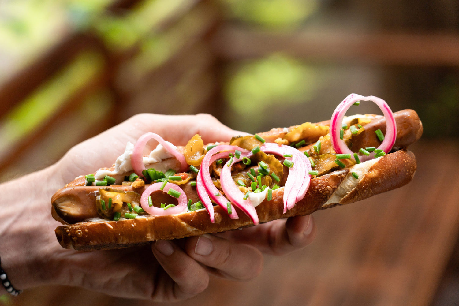 Tofu-Hot-Dog mit Gurken Kimchi vegan