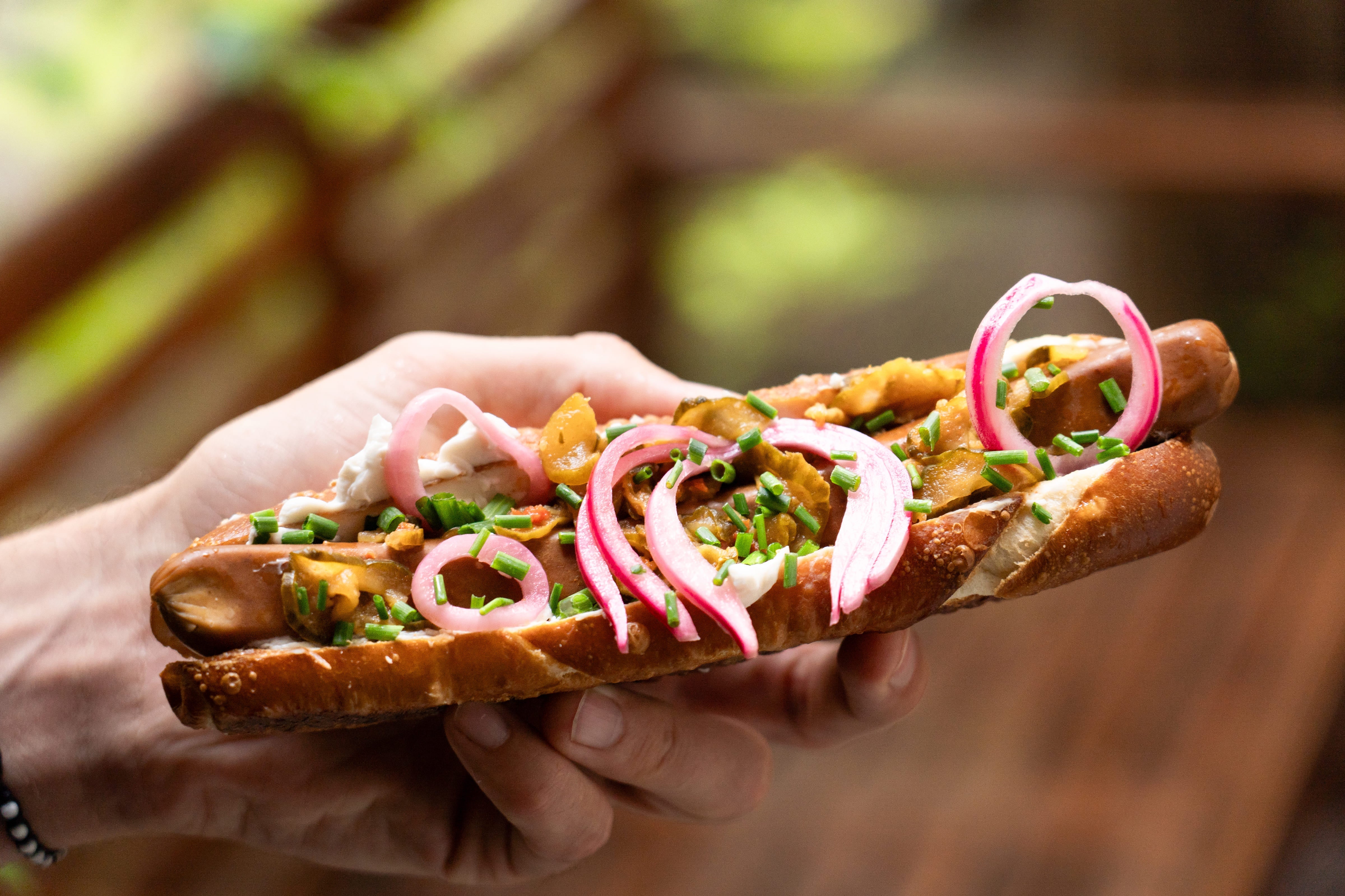 Tofu-Hot-Dog mit Gurken Kimchi vegan