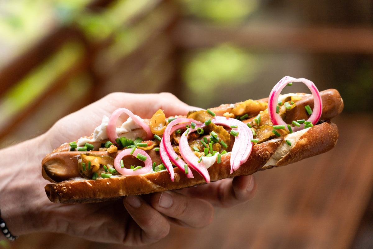 Tofu-Hot-Dog mit Gurken Kimchi vegan