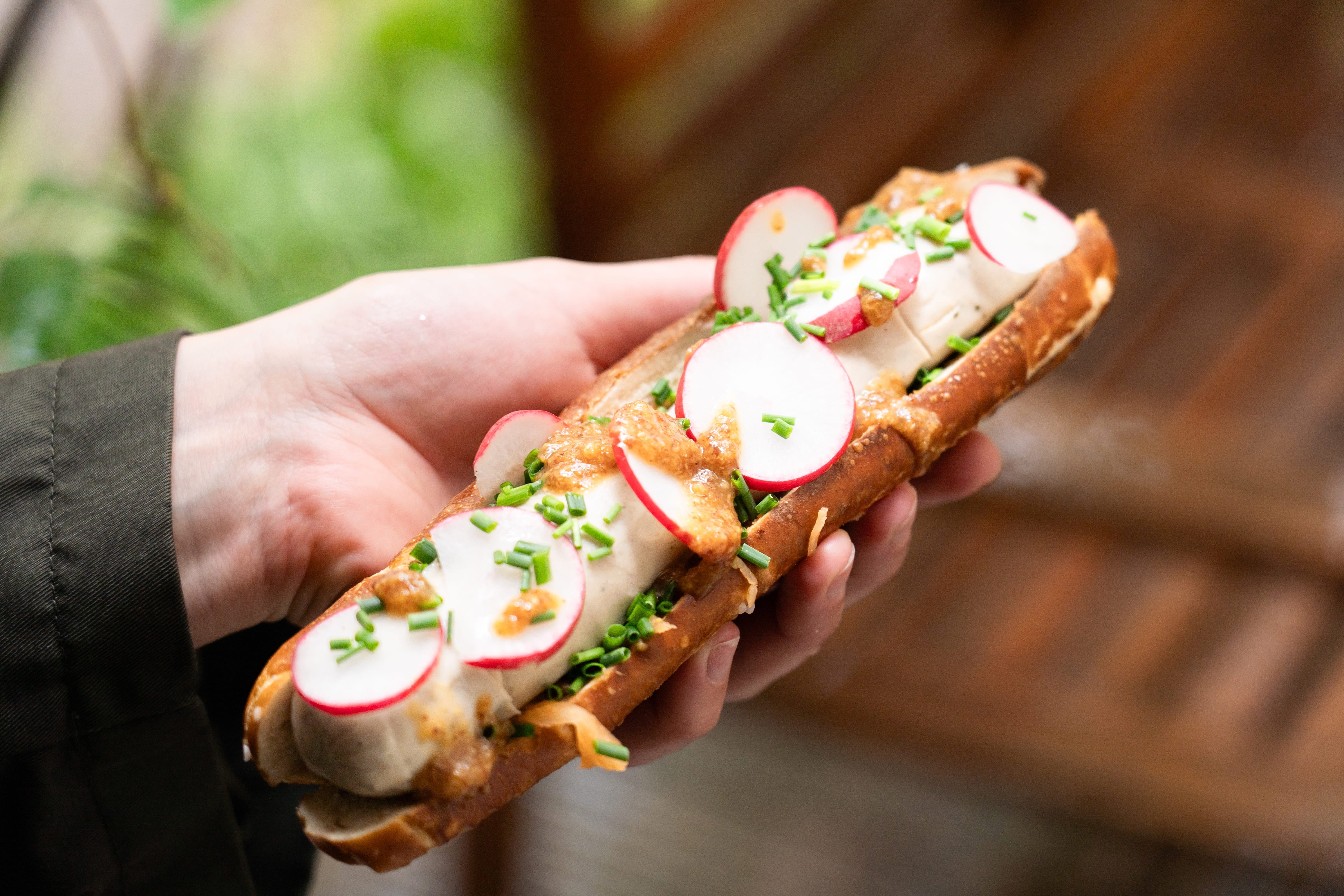 Veganer Weißwurst-Hot-Dog mit Smoky Jalapeño Kraut