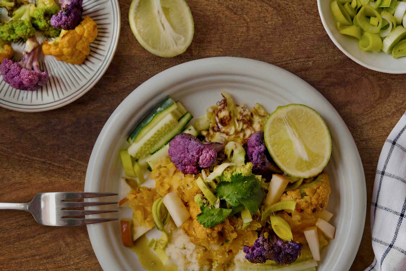 Couscous-Salat mit Apfel und Kurkuma Blumenkohl
