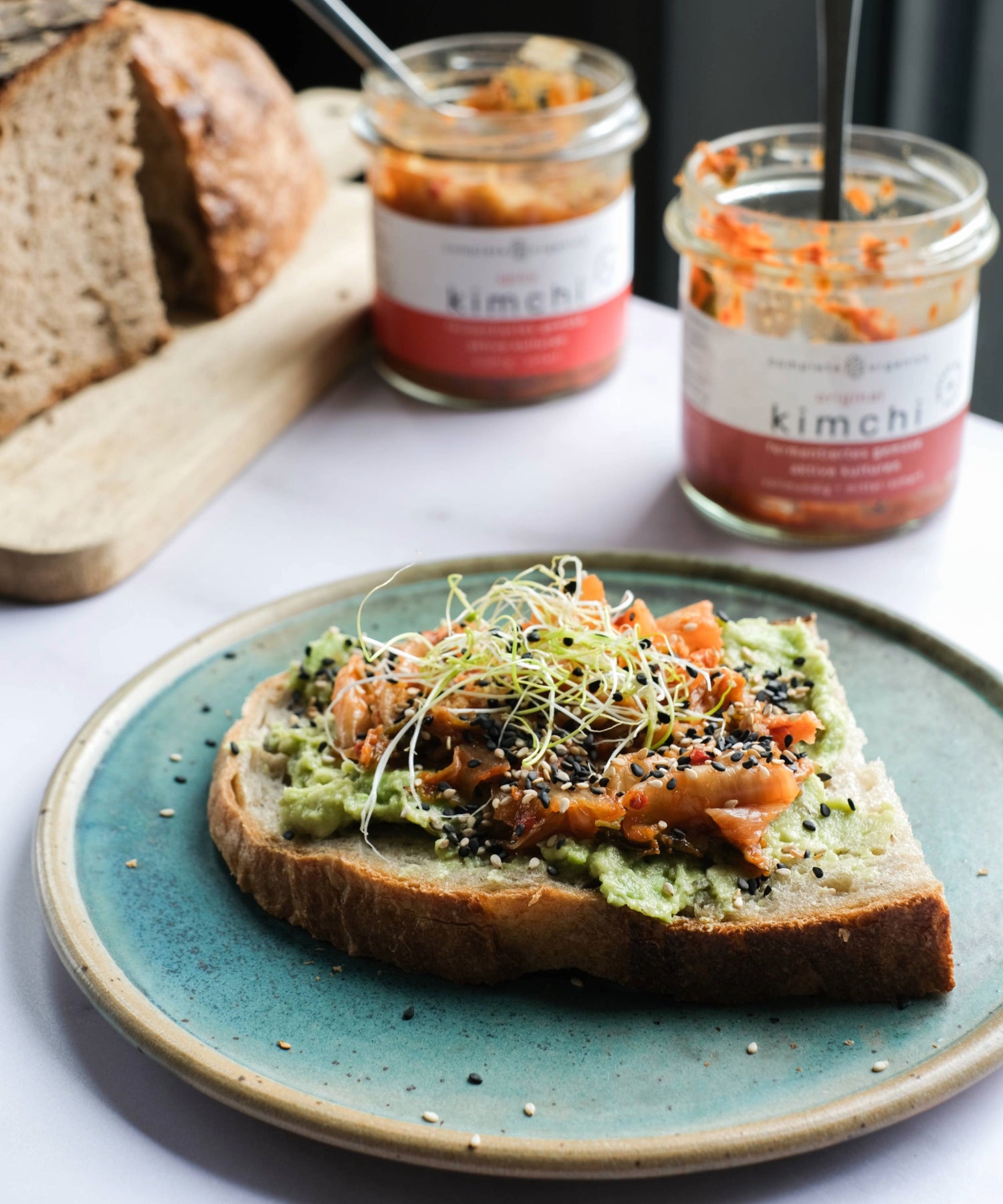 Avocadostulle mit Kimchi
