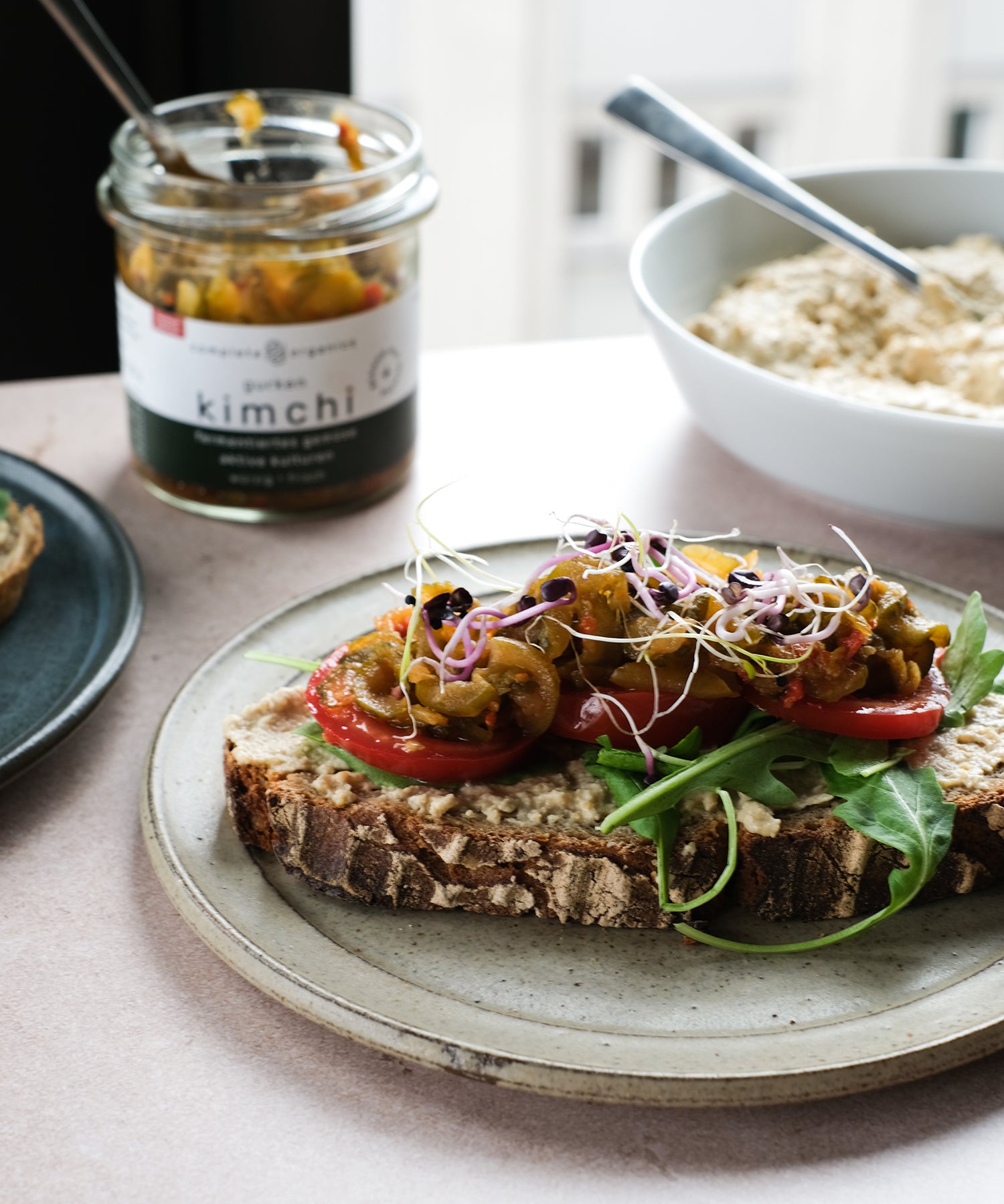 Avocadostulle mit Kimchi vegan