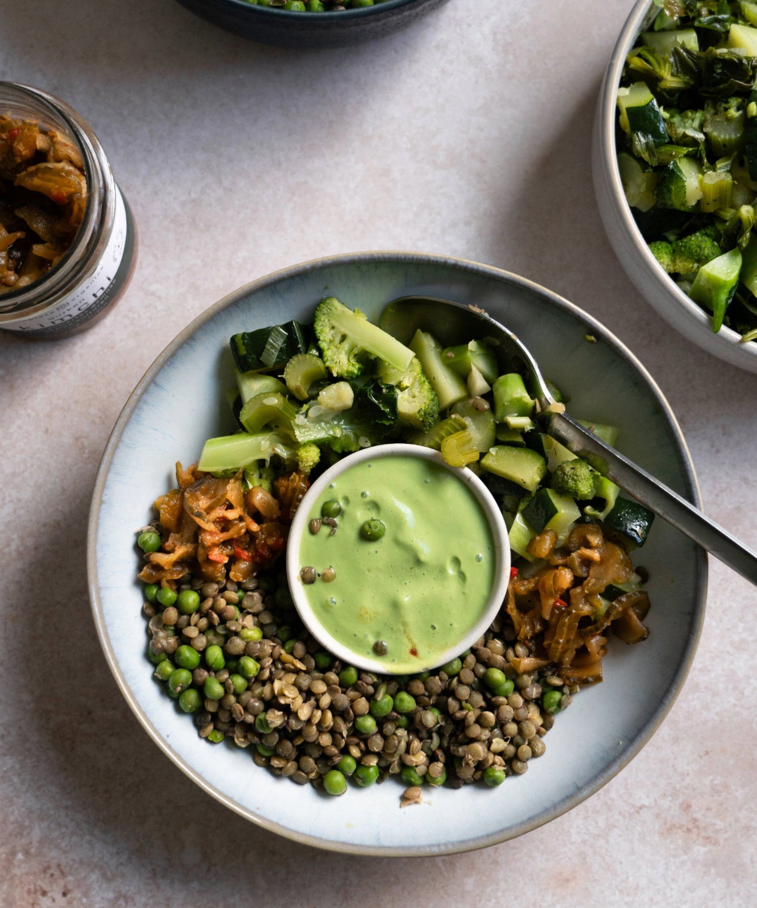 Grüne Bowl mit Kimchi und anderem Gemüse