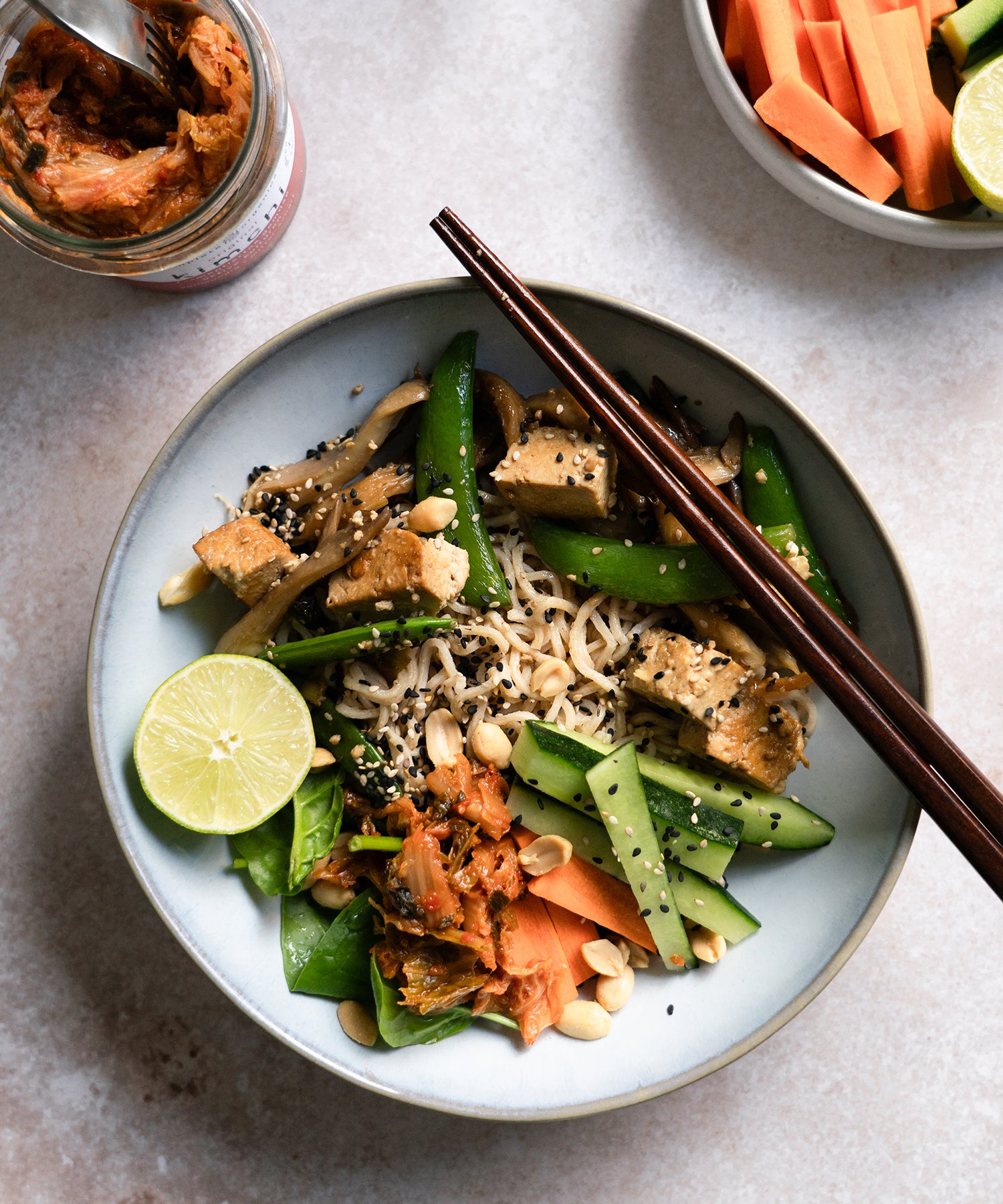 Nudel-Bowl mit Tofu, Pilzen und Kimchi vegan