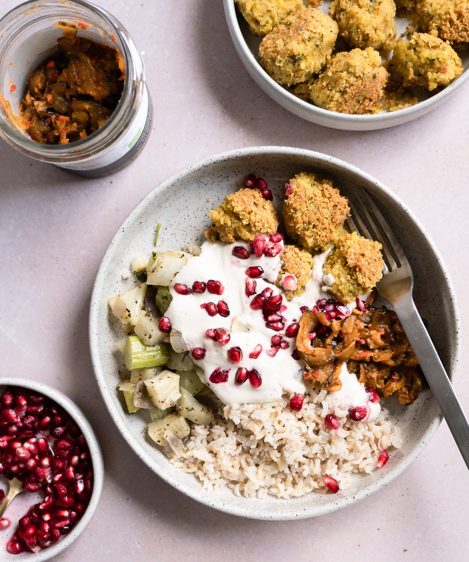 Reis-Bowl mit Falafel und Gurken Kimchi